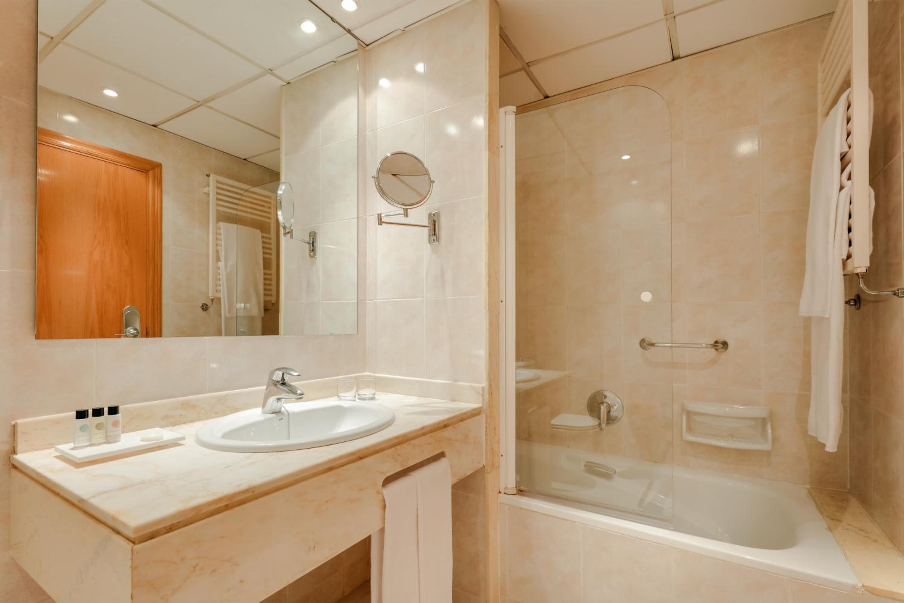 Standard Double or Twin Room - Photo 9