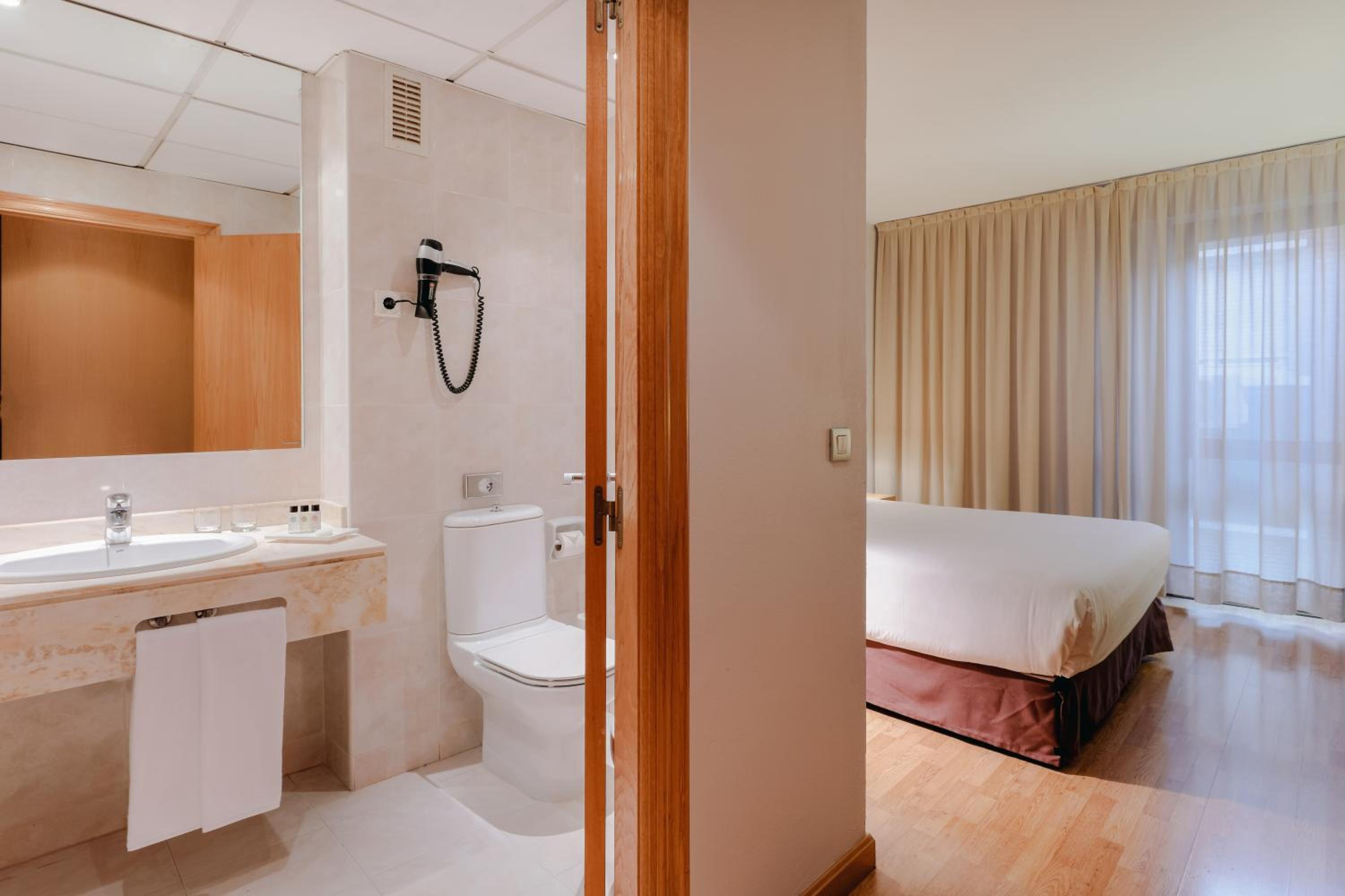Standard Double or Twin Room - Photo 5