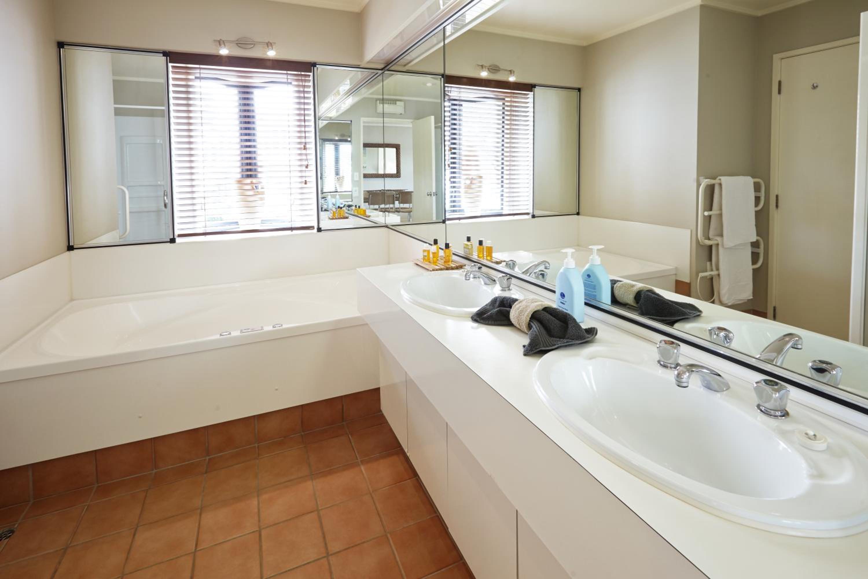Two-Bedroom Apartment with Sea View - Photo 6