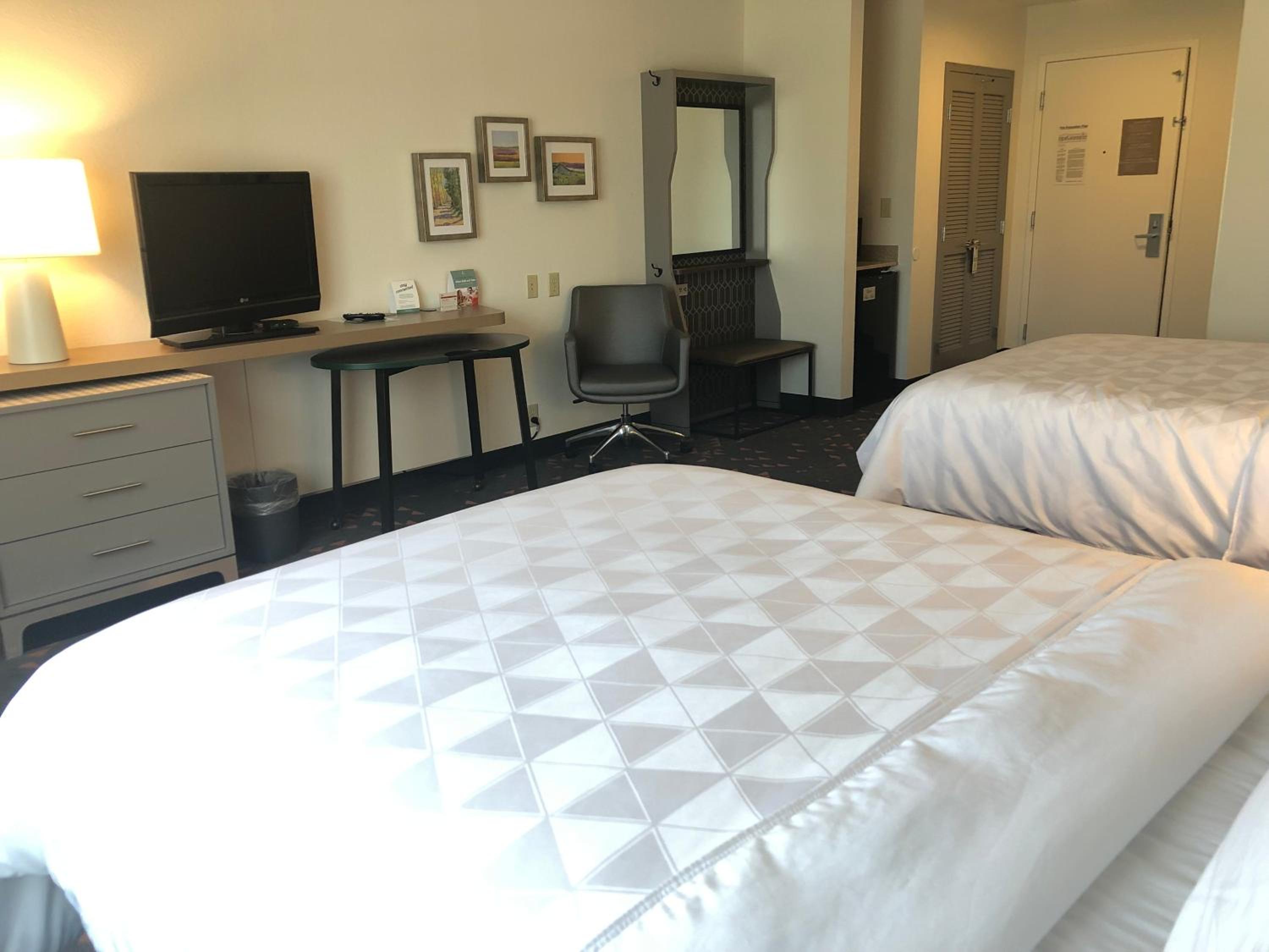 Standard Room with Two Queen Beds - Photo 2