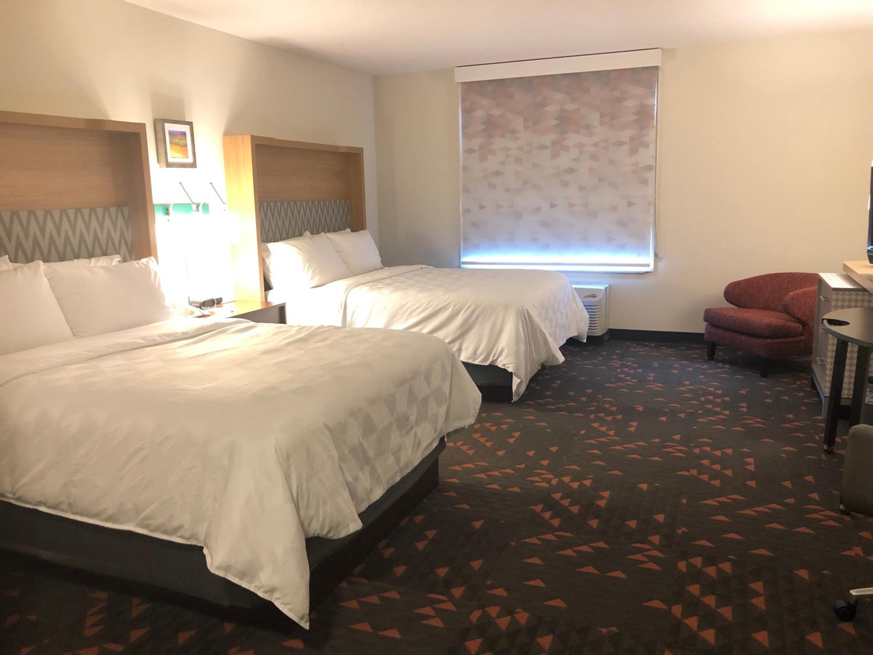 Standard Room with Two Queen Beds - Photo 3