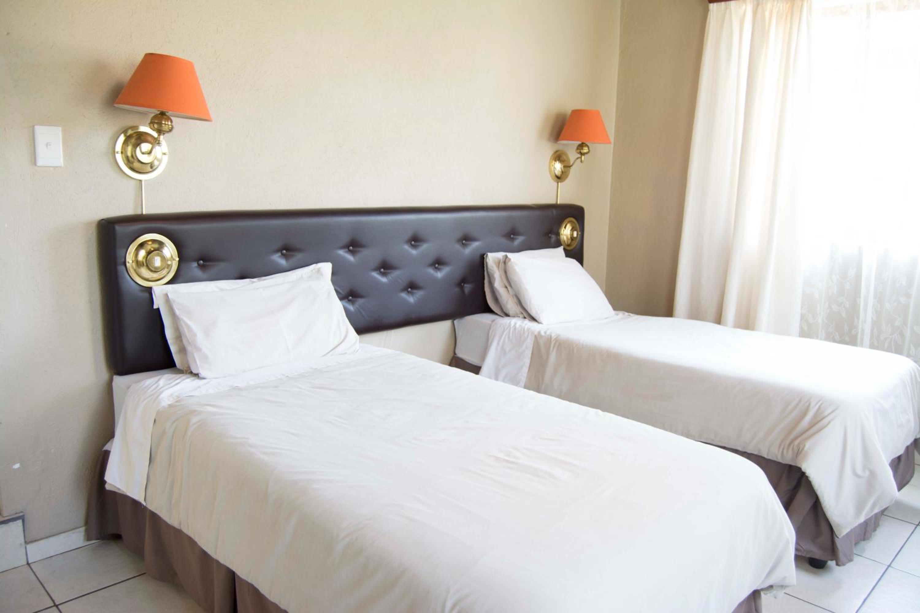 Budget Twin Room - Photo 6