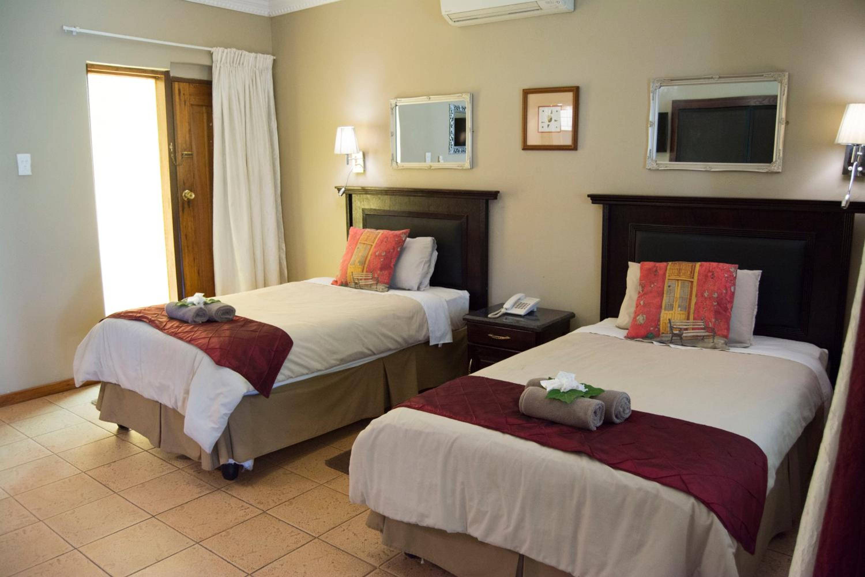 Budget Twin Room - Photo 8