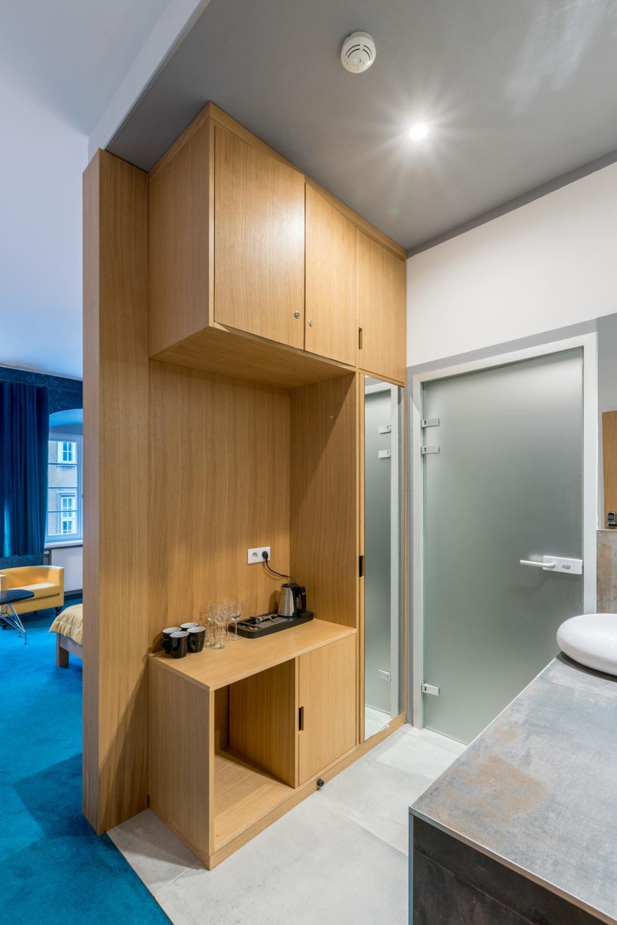 Apartment with Shower photo 2