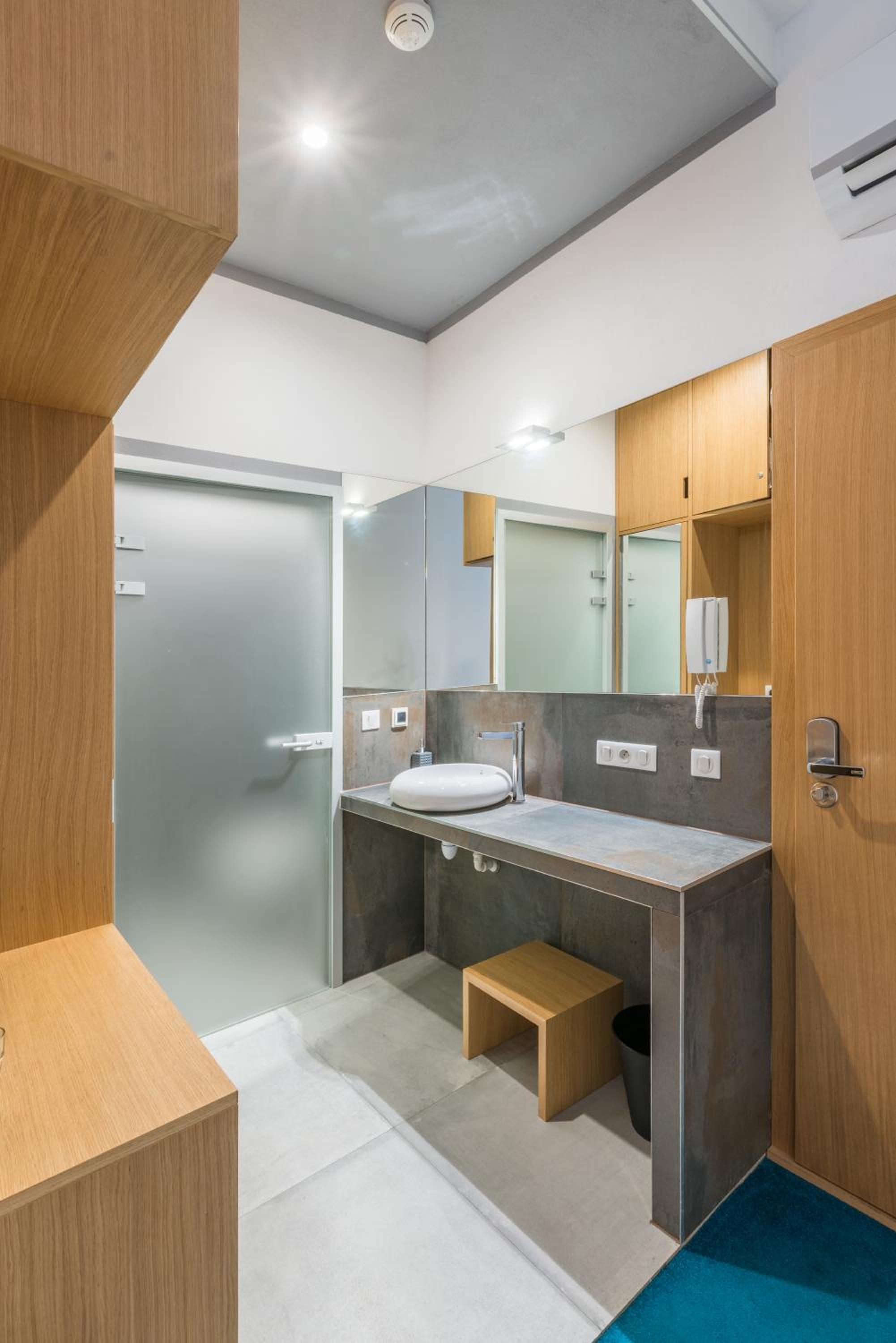 Apartment with Shower photo 1