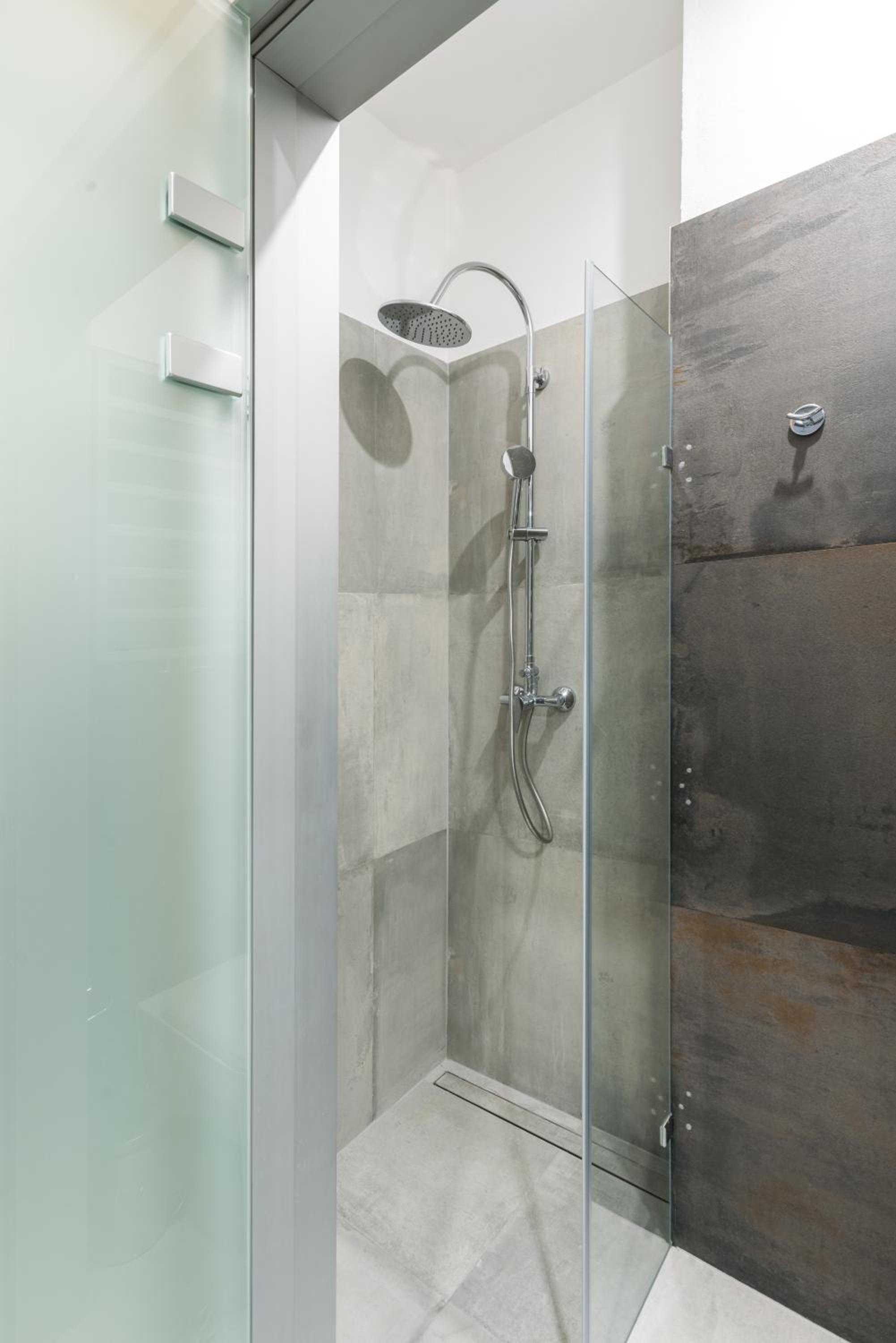 Apartment with Shower photo 3