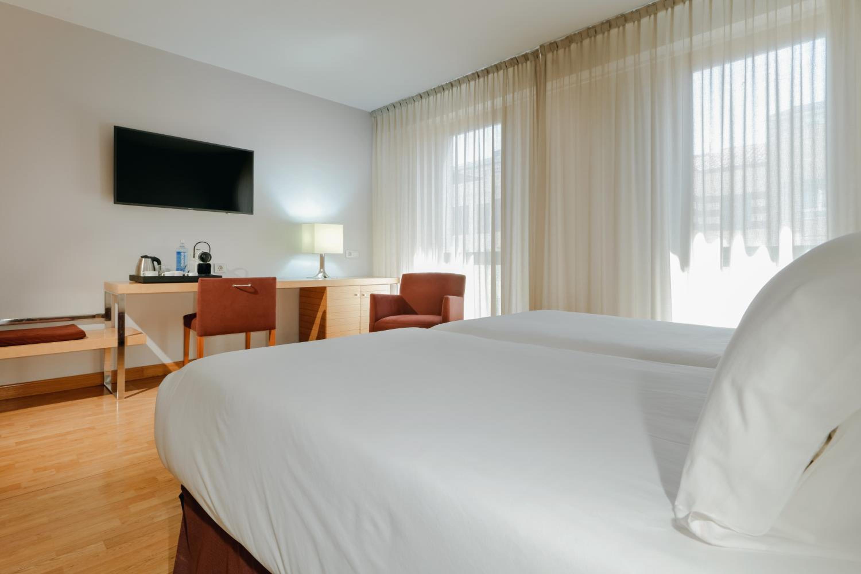 Standard Double or Twin Room - Photo 8