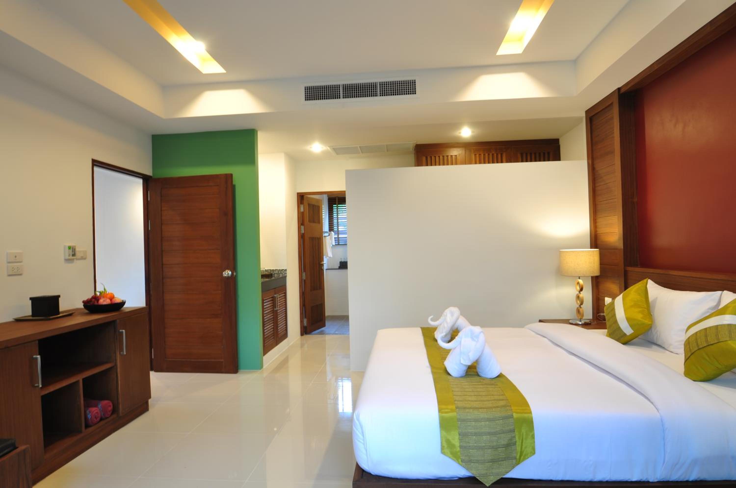 Suite - Photo 11