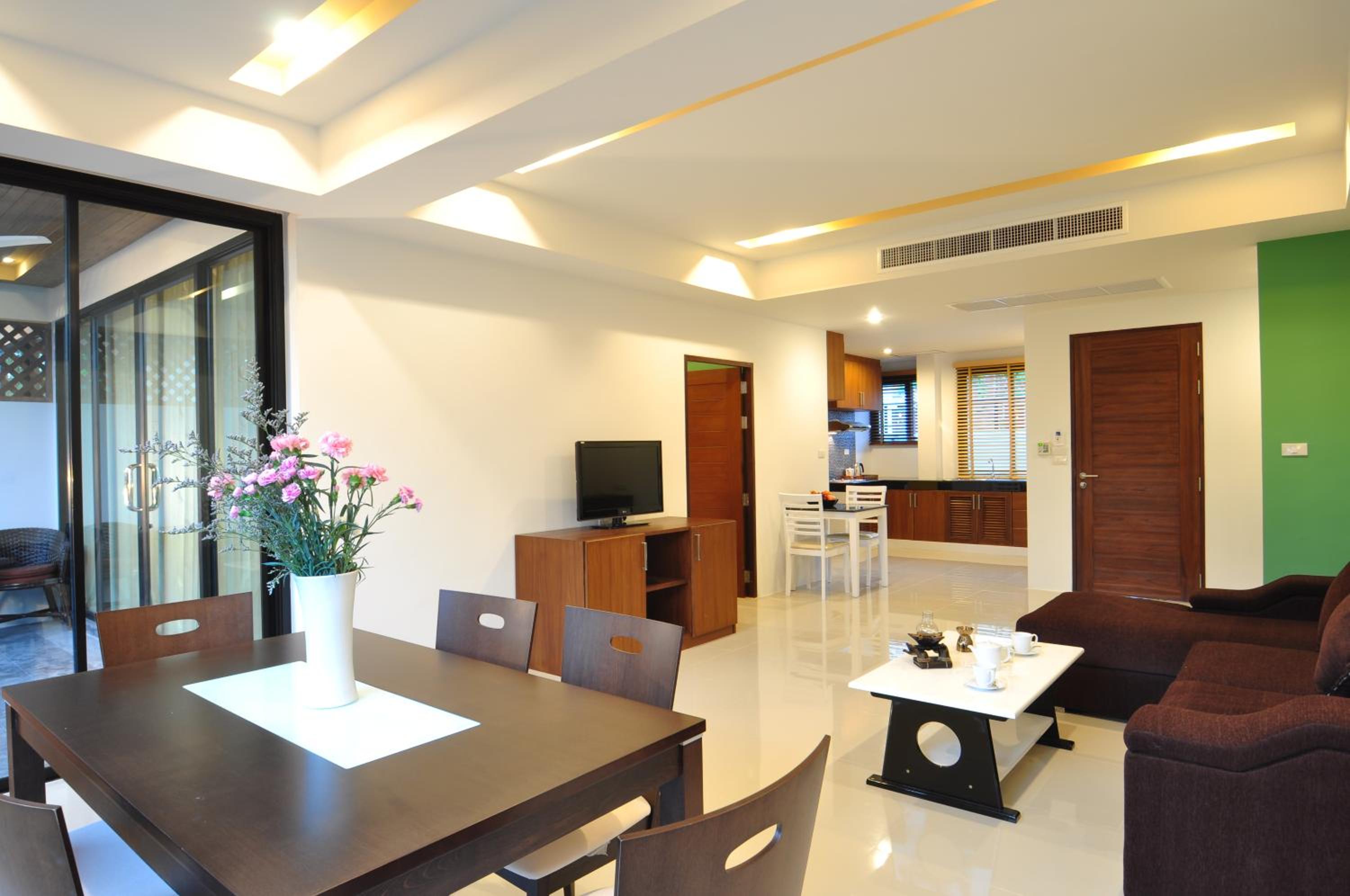 Suite - Photo 1