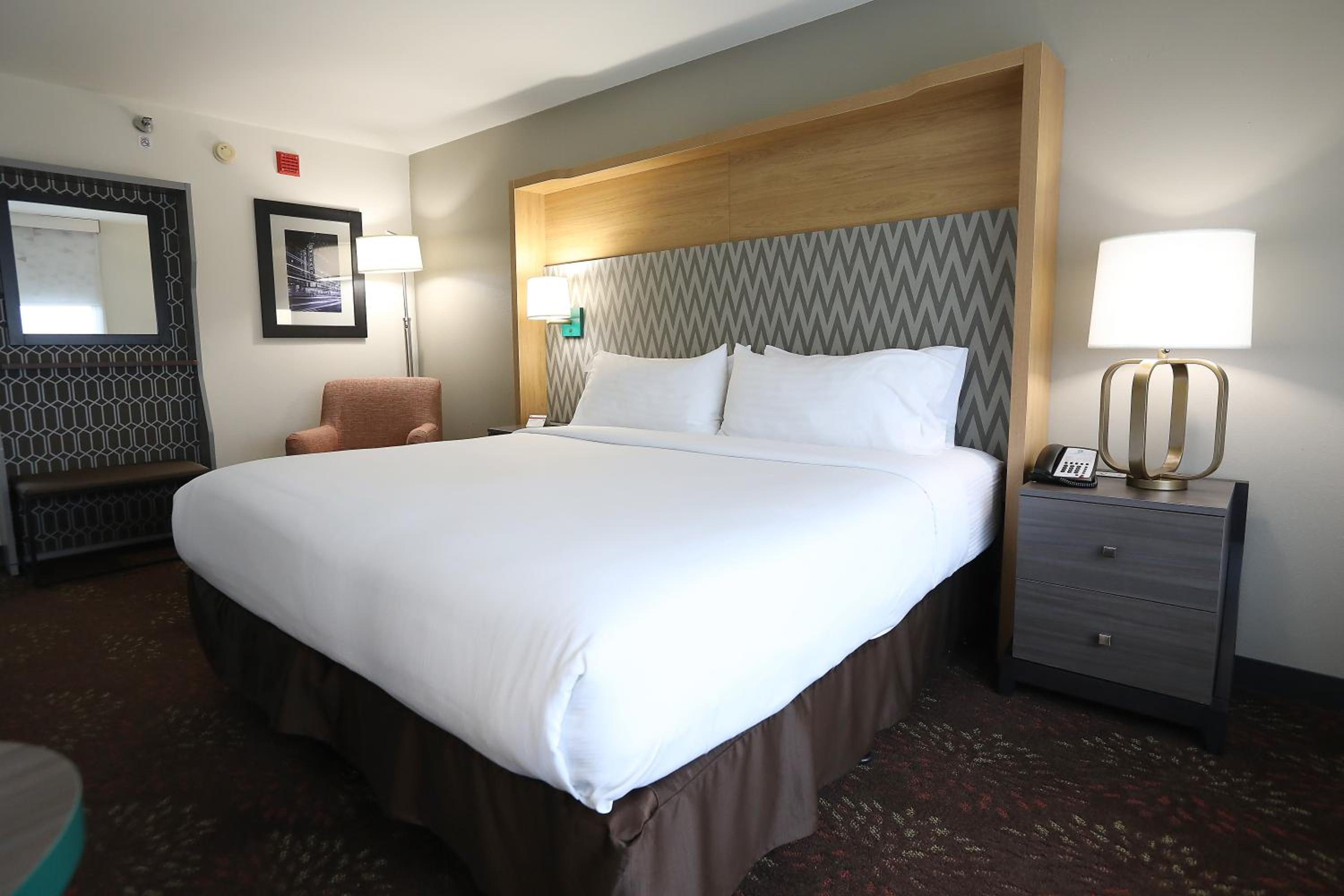 Standard King Room - Photo 7