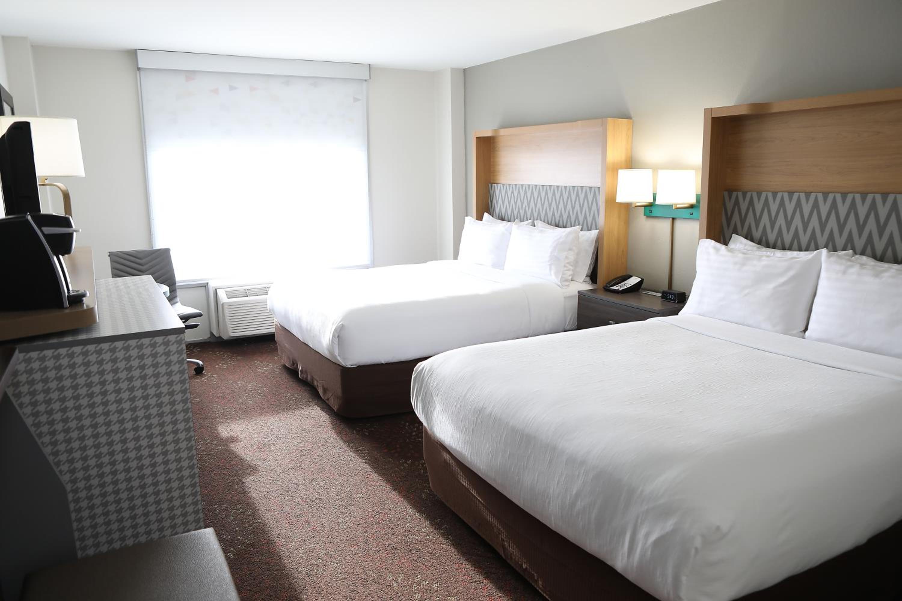 Standard Queen Room with Two Queen Beds - Photo 6