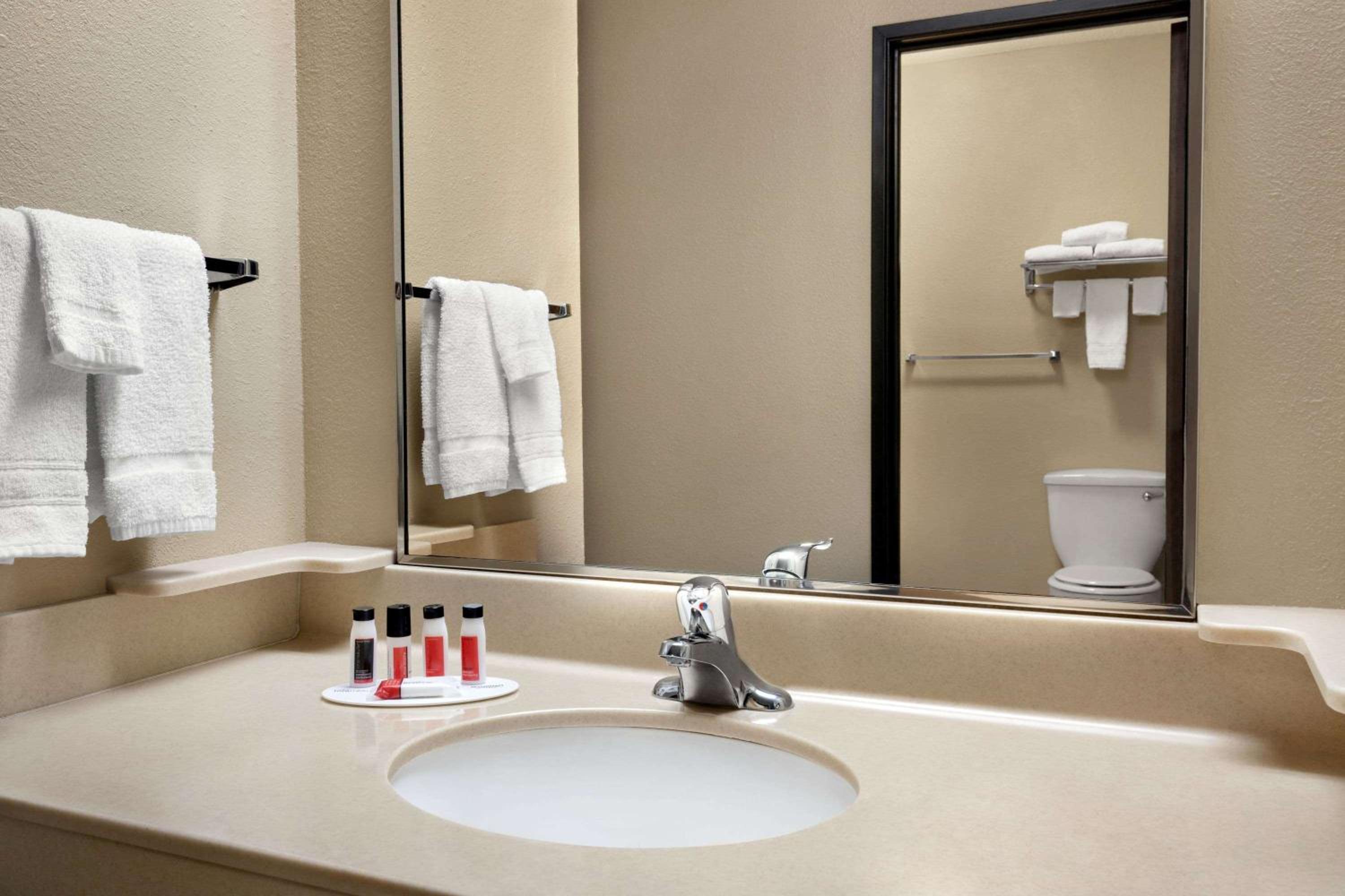 King Room - Non-Smoking - Photo 3