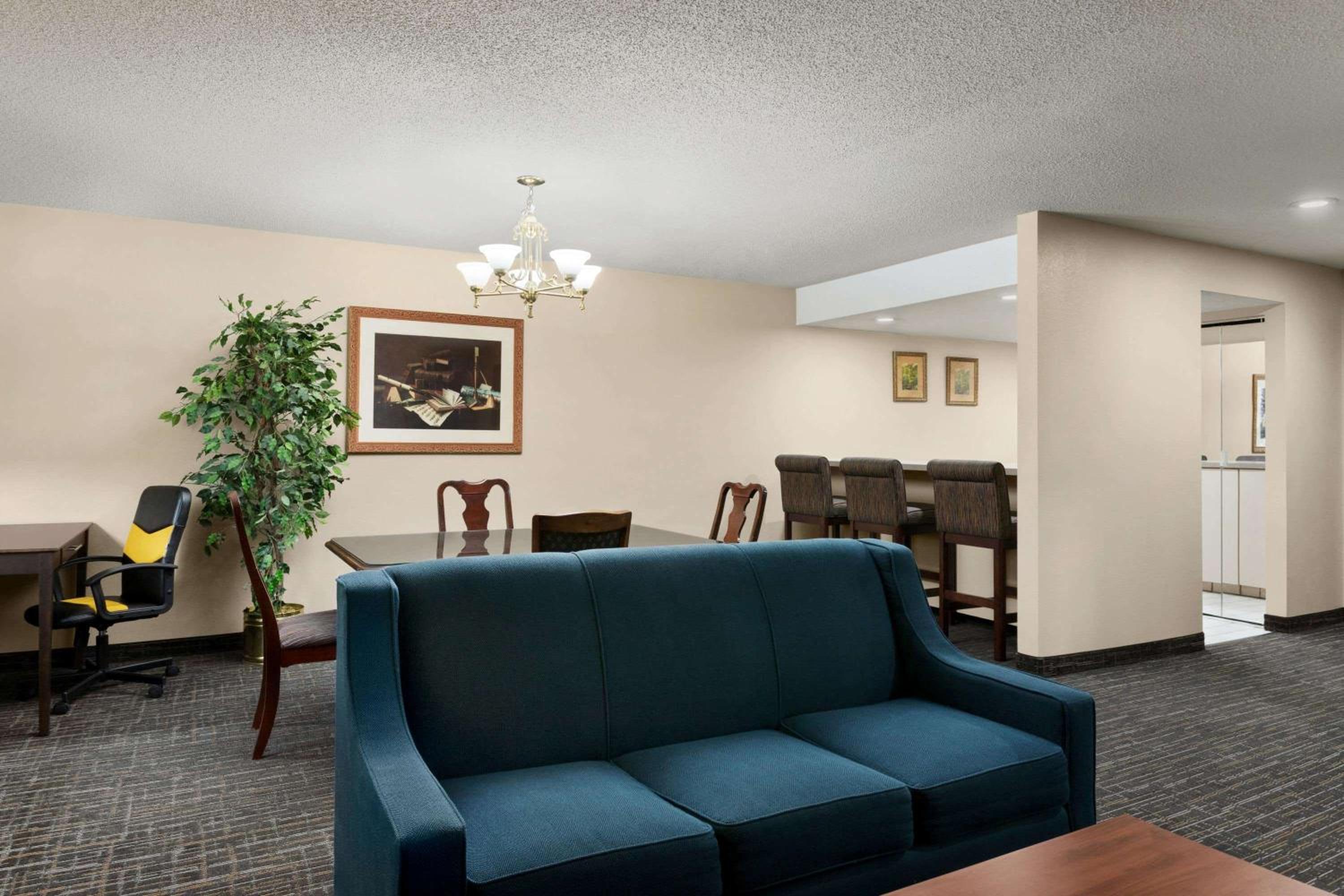One-Bedroom Deluxe King Suite - Non-Smoking