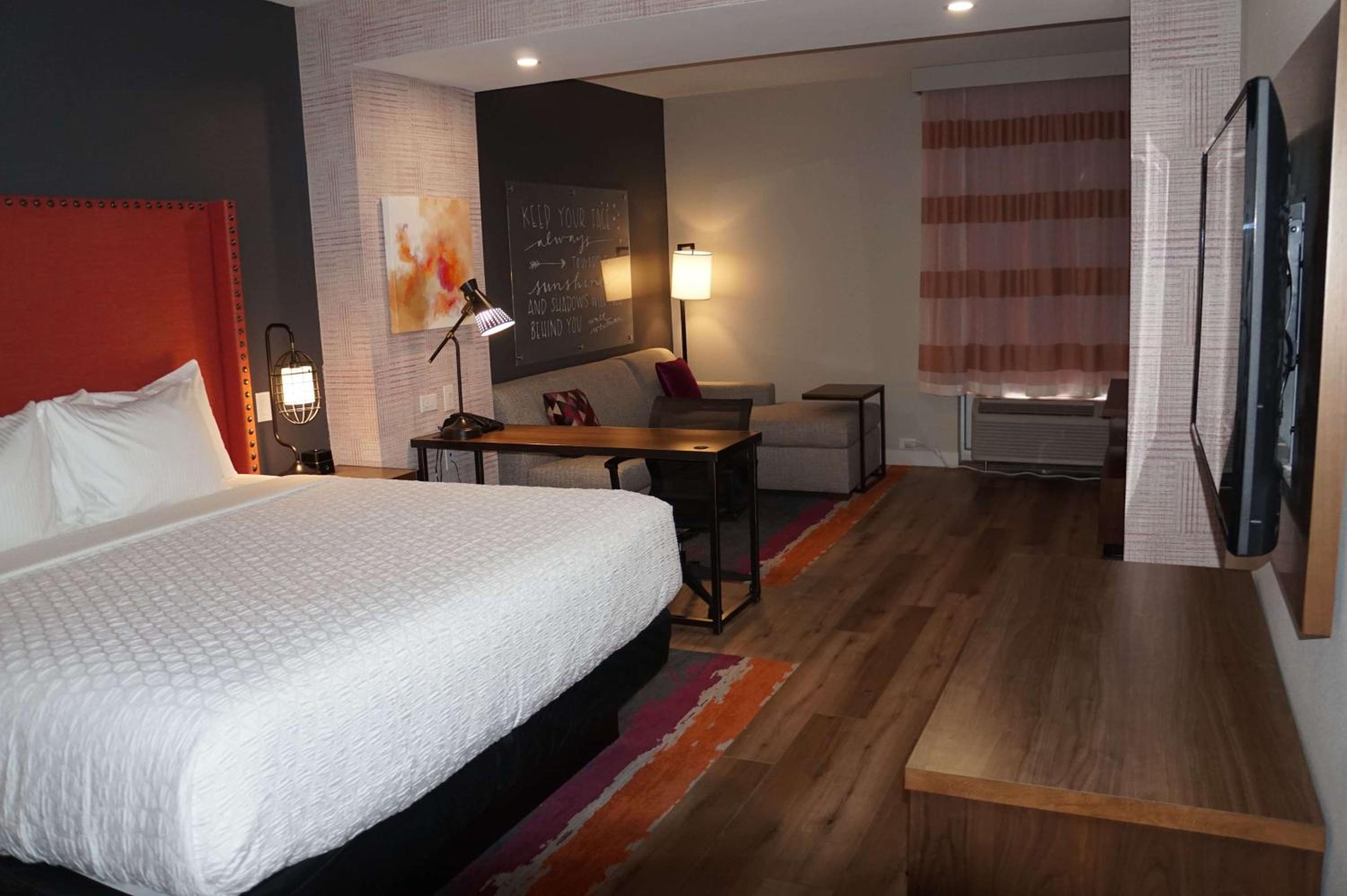 Deluxe King Room - Non-Smoking - Photo 3