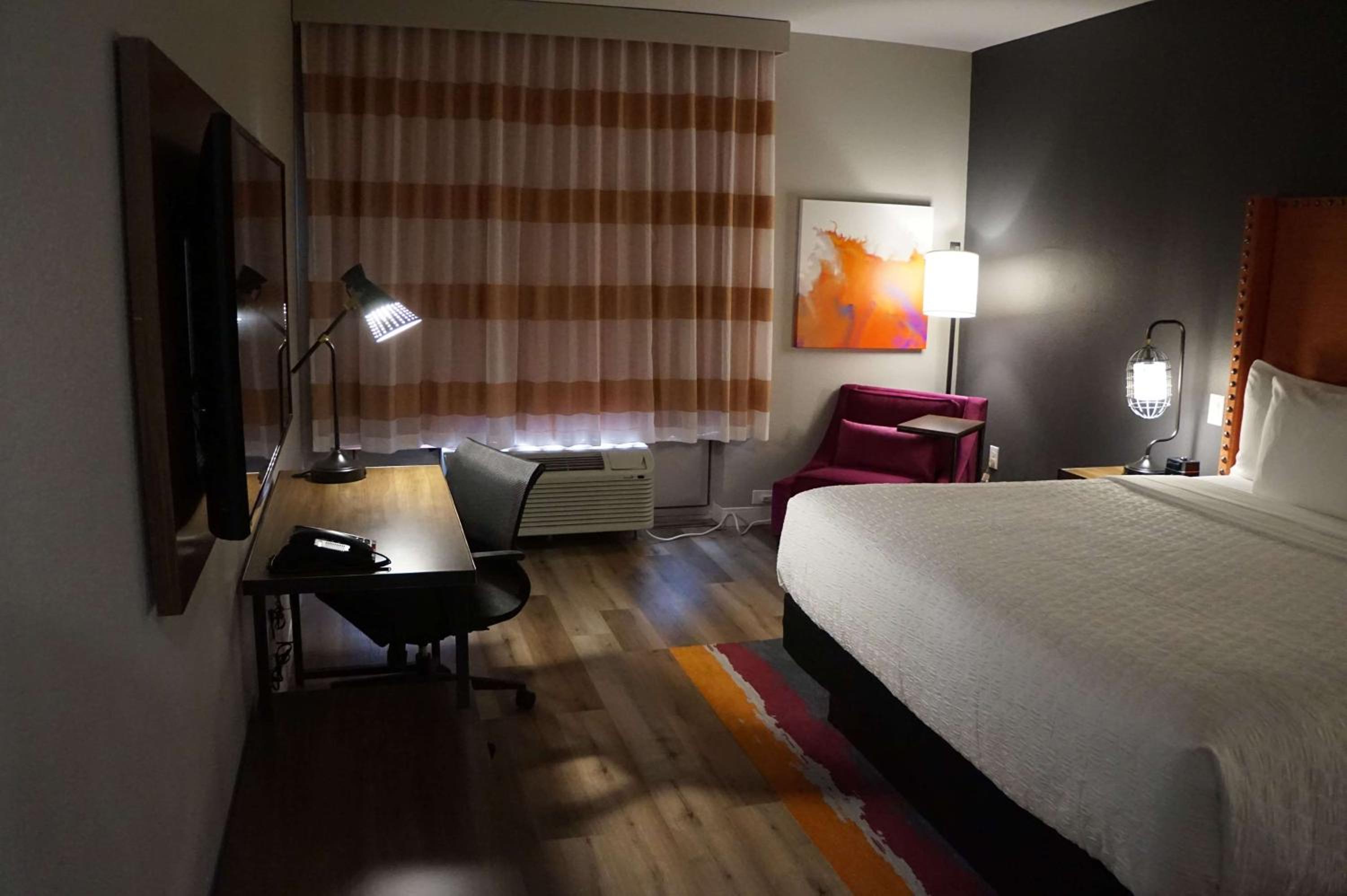 King Room - Non-Smoking - Photo 4