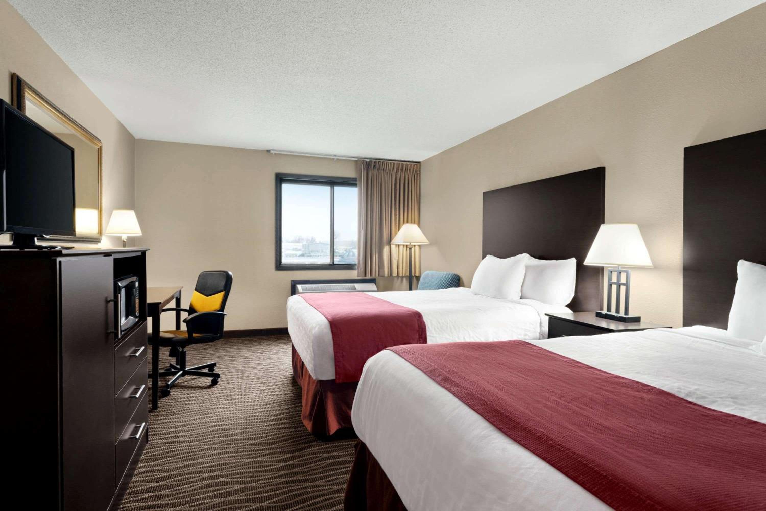 Queen Room with Mobility Access and Roll-In Shower - Non-Smoking - Photo 8