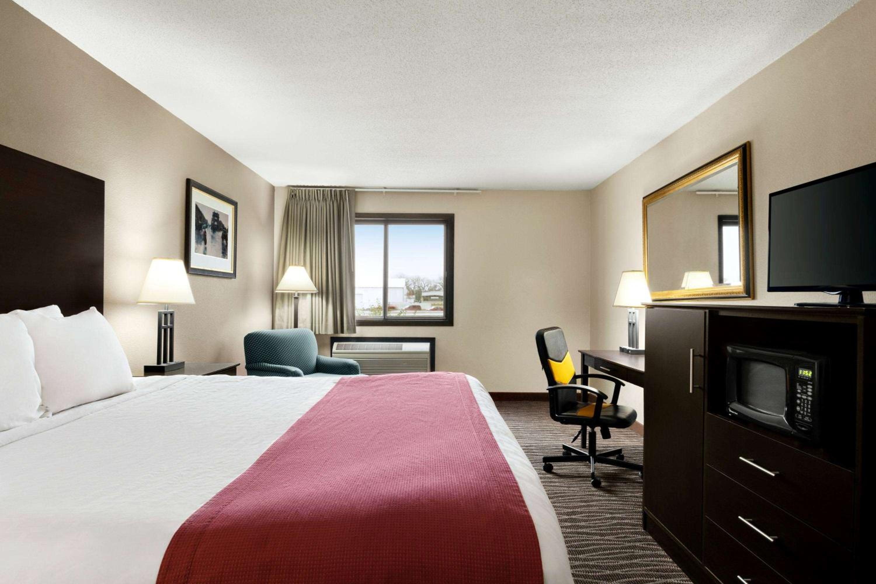 King Room - Non-Smoking - Photo 1