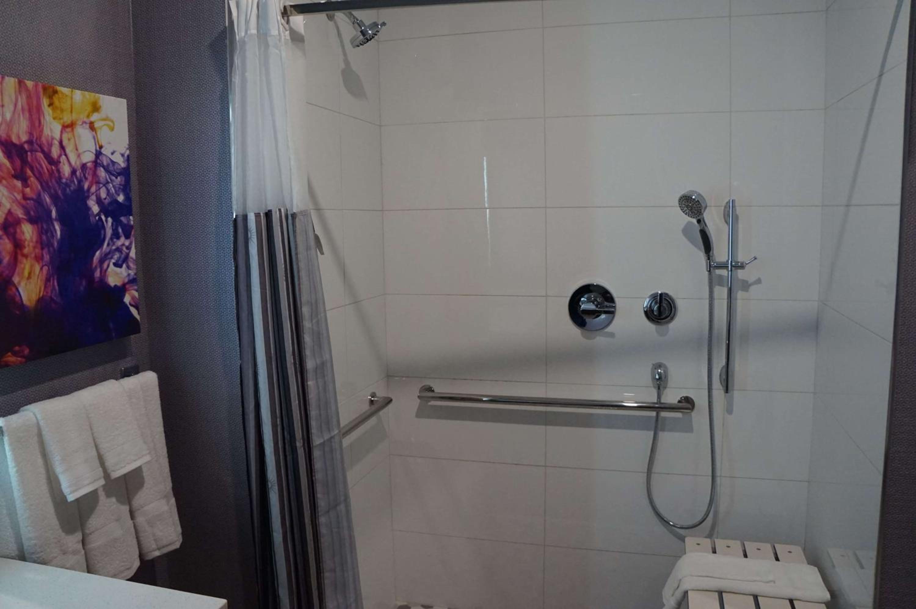 Deluxe King Room with Bath Tub - Mobility/Hearing Accessible - Non-Smoking - Photo 4