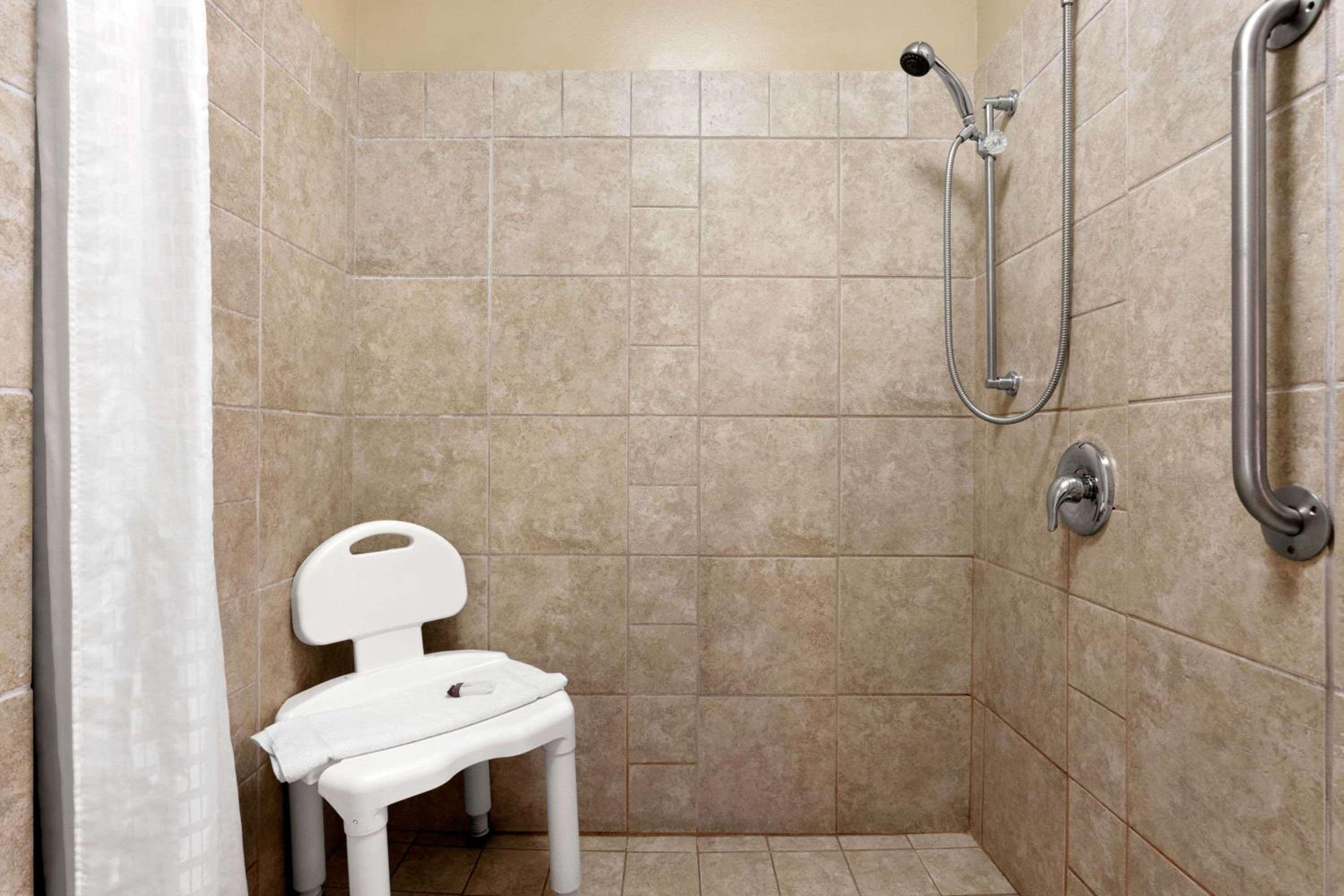 Queen Room with Mobility Access and Roll-In Shower - Non-Smoking - Photo 9