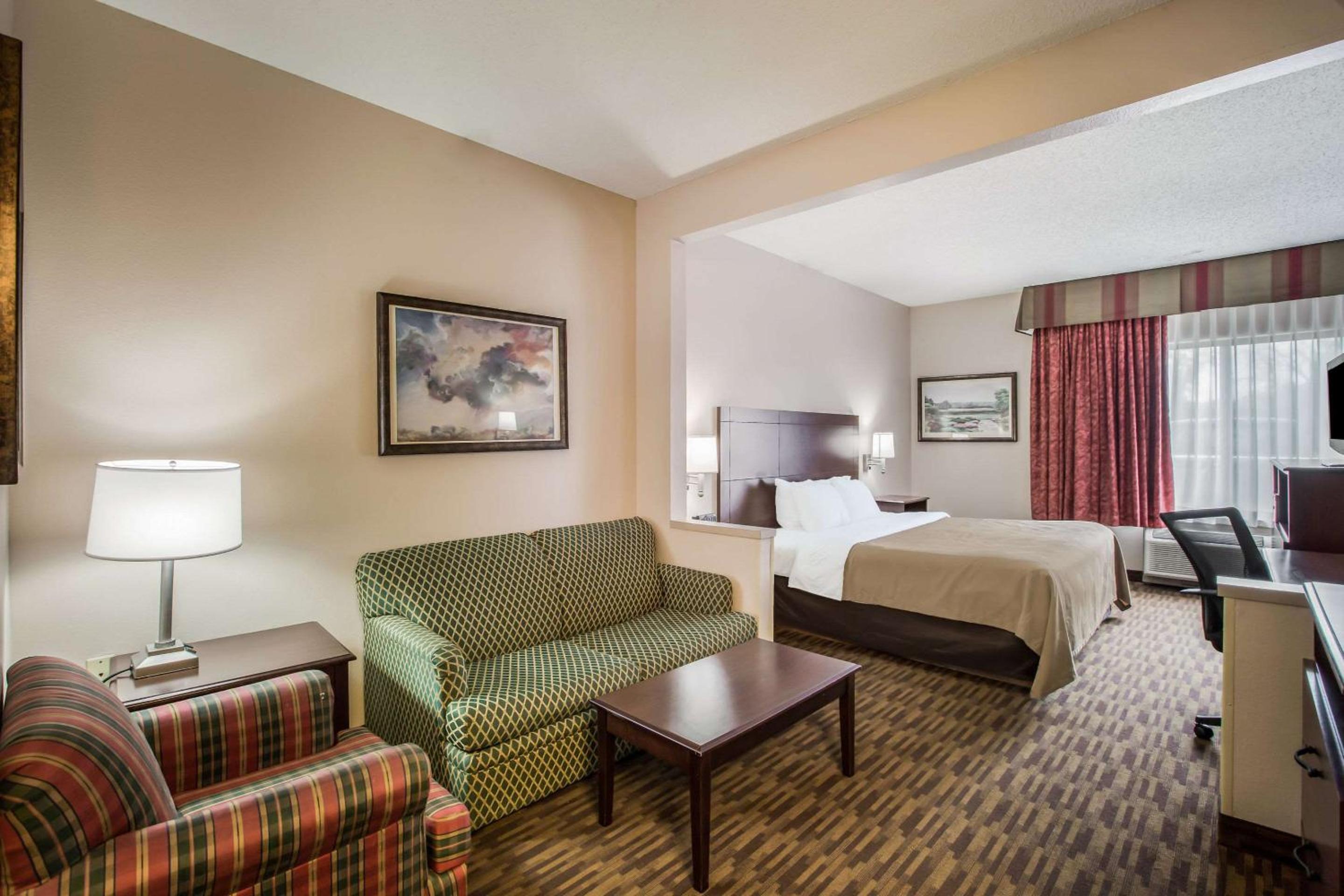 King Suite - Non-Smoking photo 3