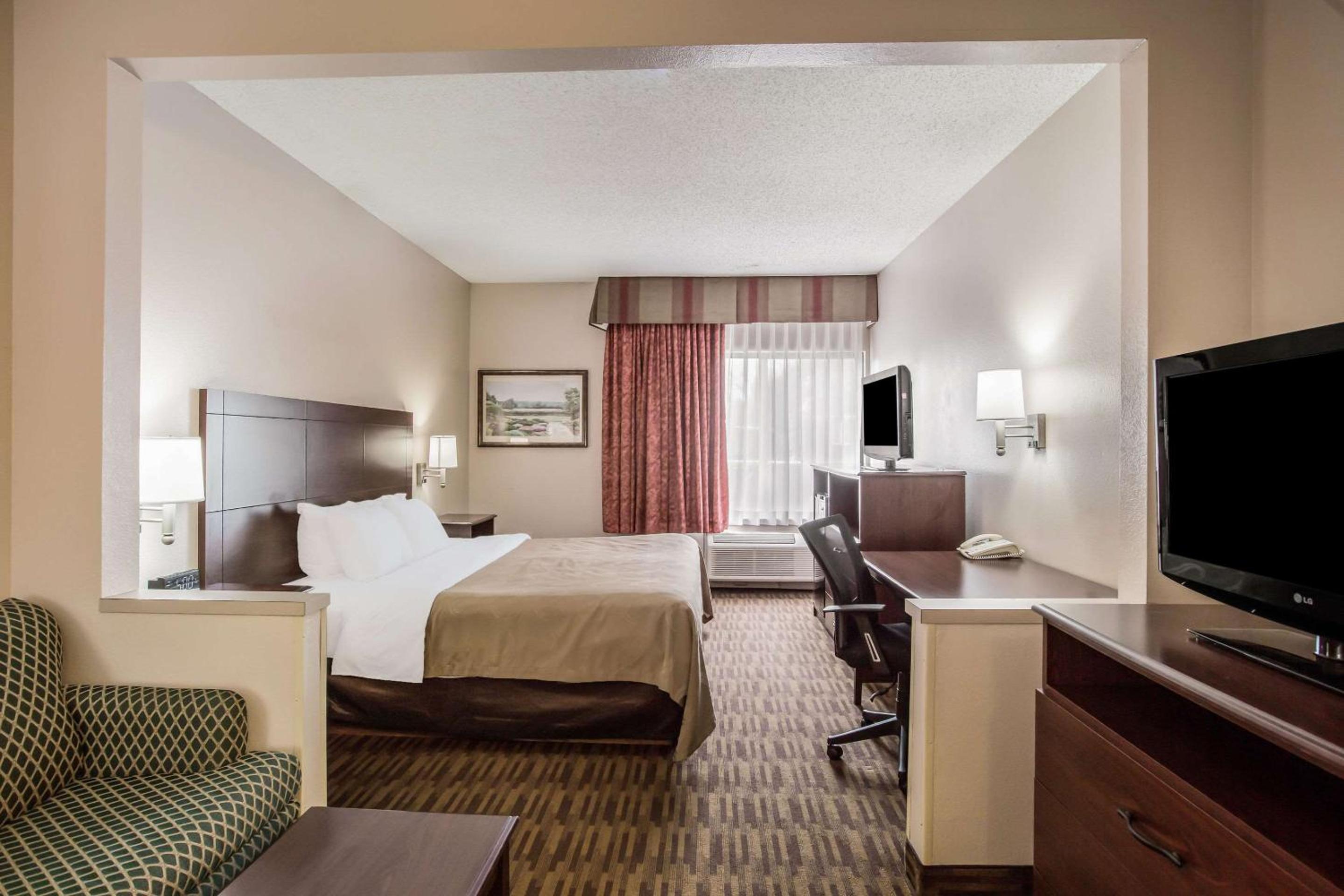 King Suite - Non-Smoking photo 2