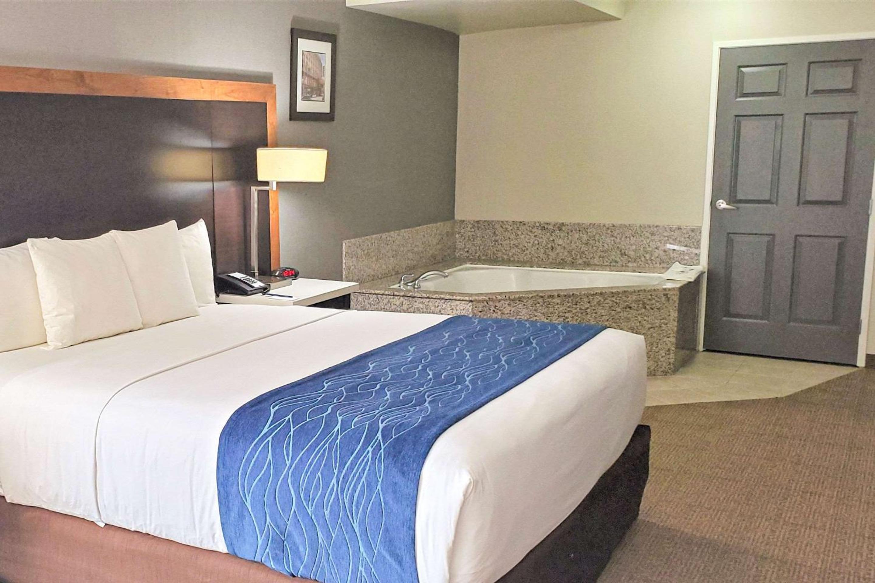 King Suite with Whirlpool - Non-Smoking thumbnail 6