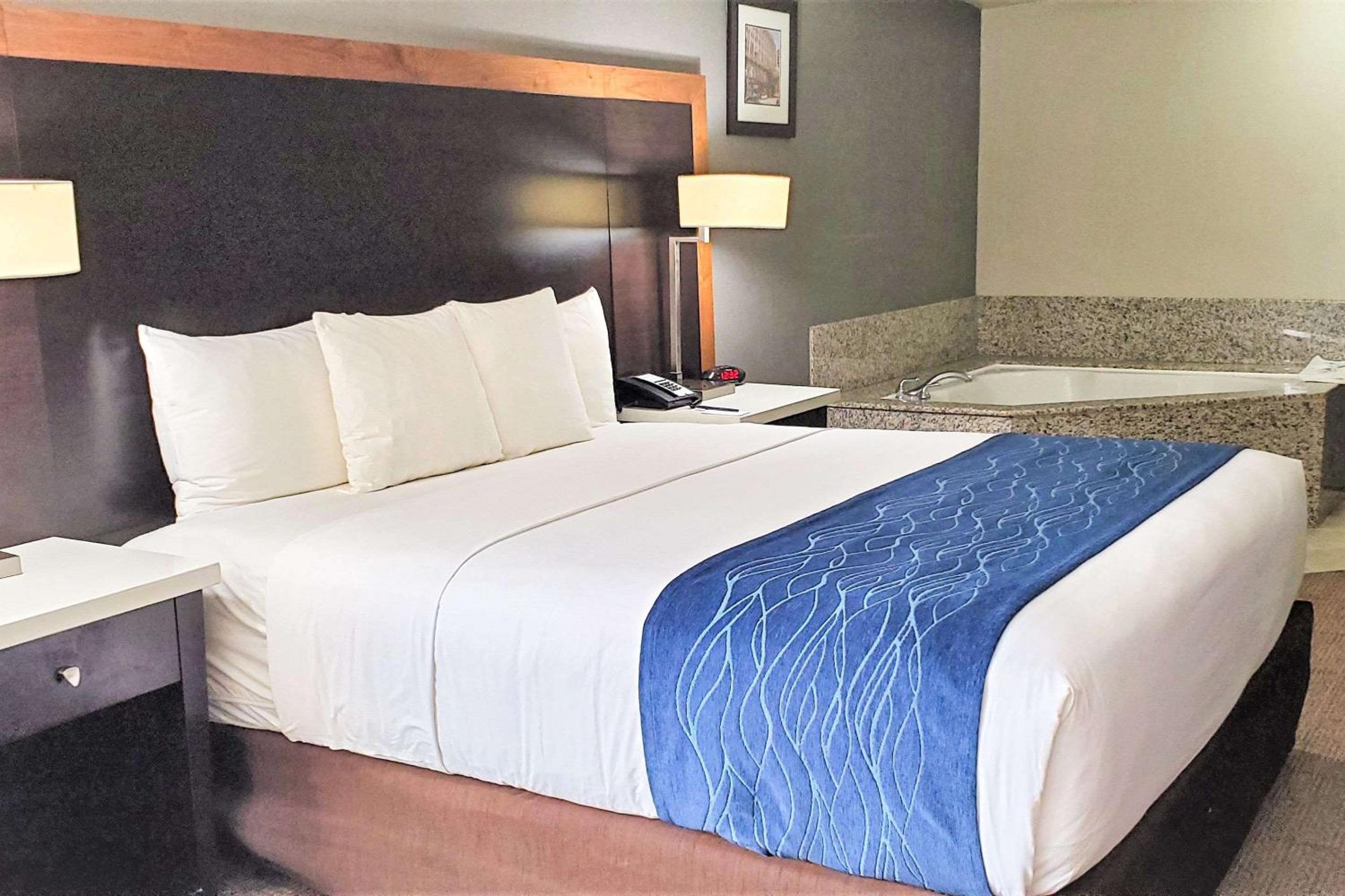 King Suite with Whirlpool - Non-Smoking