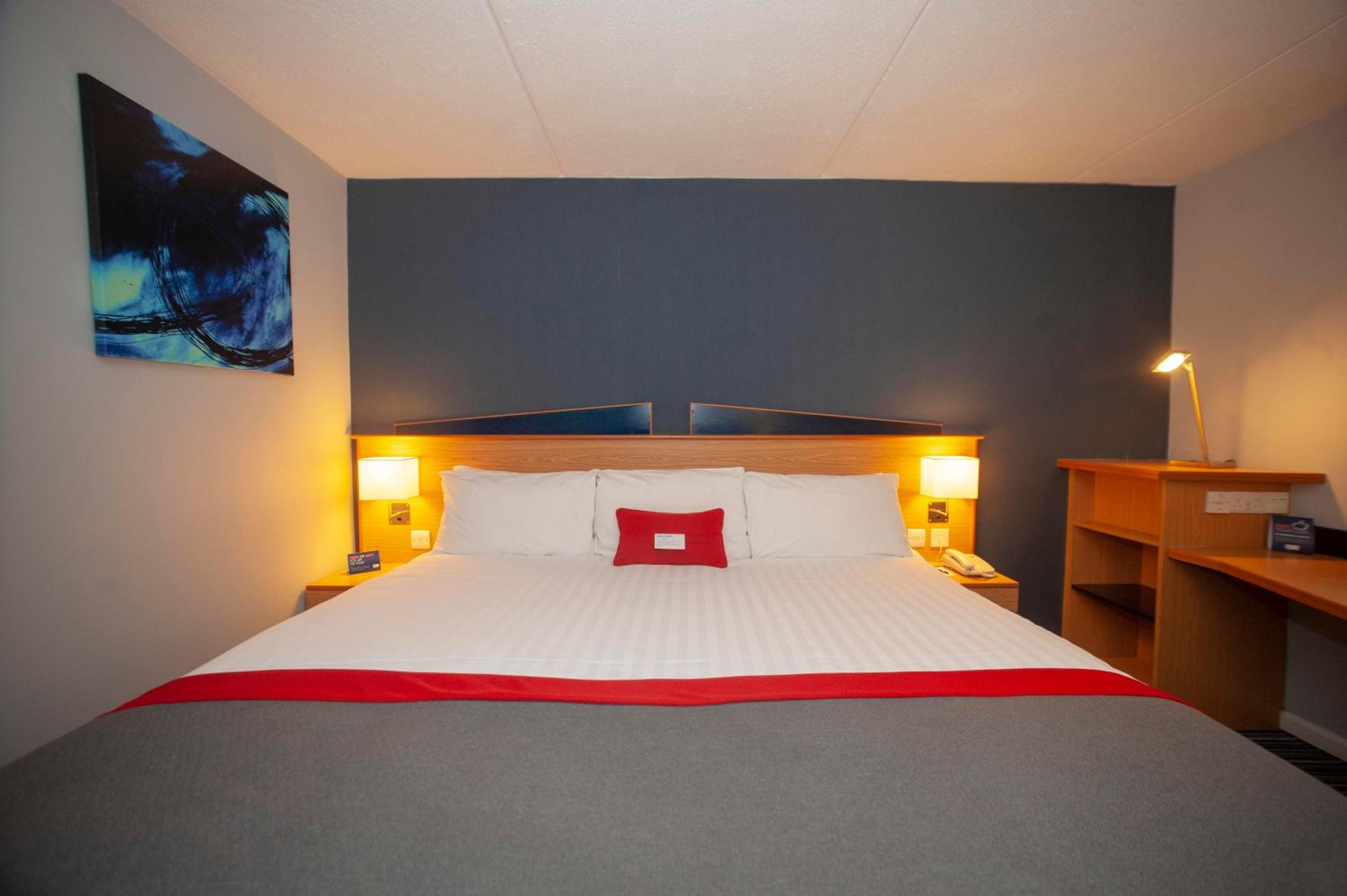 Standard King Room with Free Hot Breakfast - Photo 1
