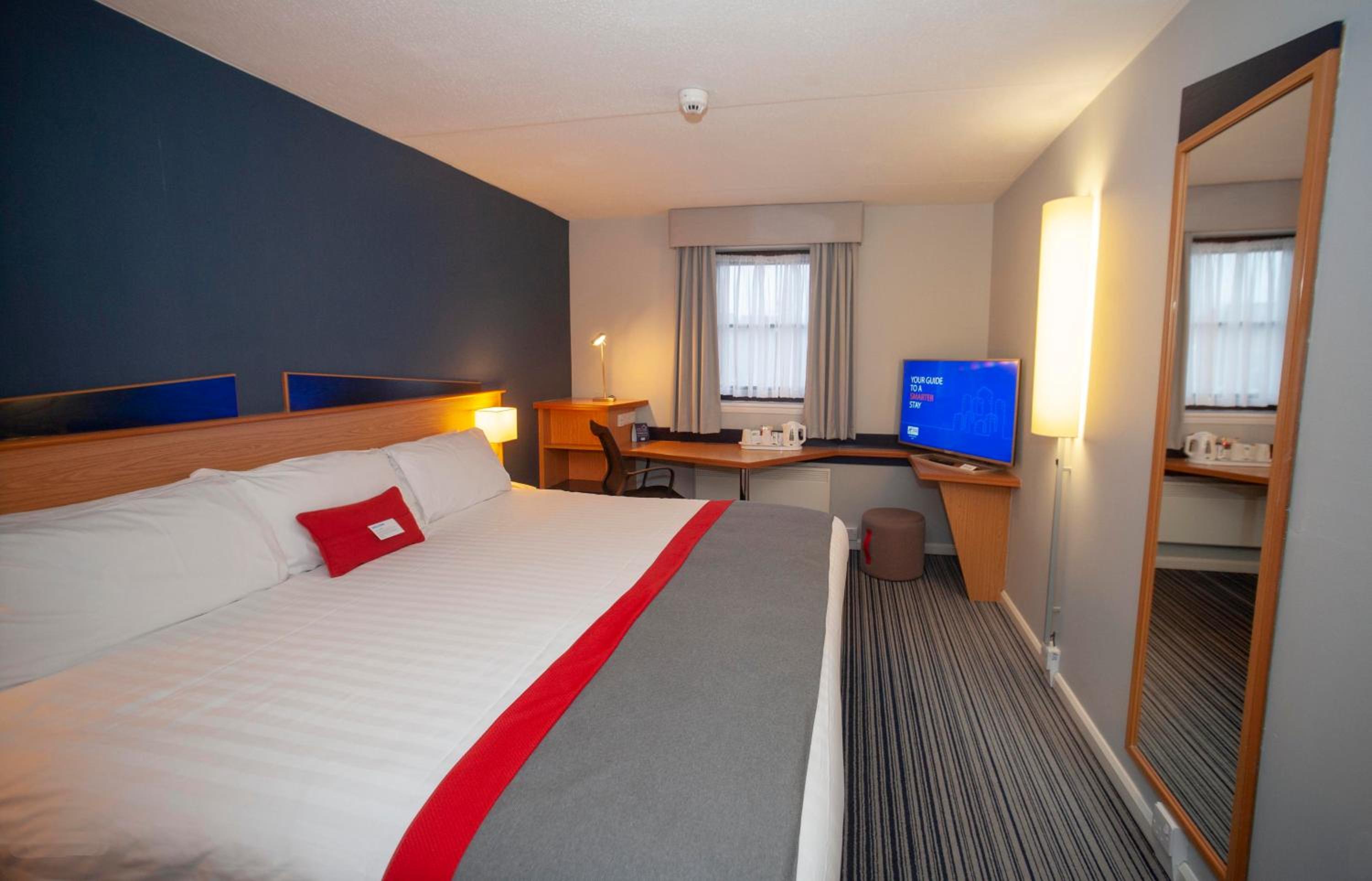 Standard King Room with Free Hot Breakfast - Photo 4