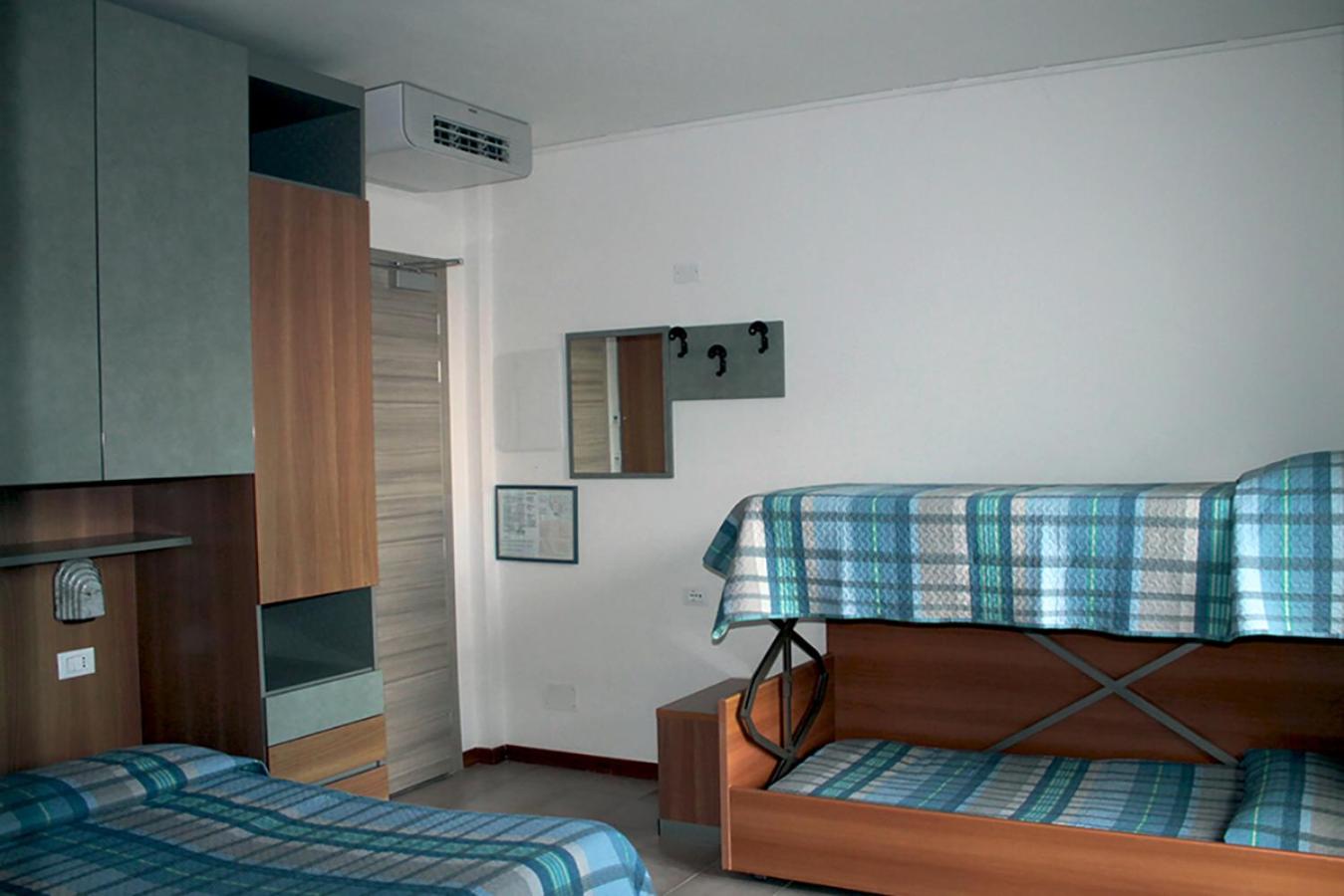 Quadruple Room with Sea View - Photo 2