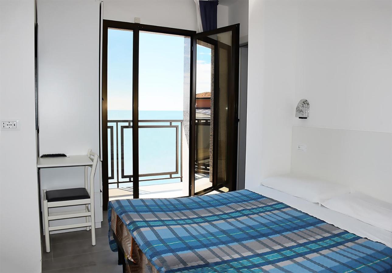 Standard Double or Twin Room with Sea View photo 3