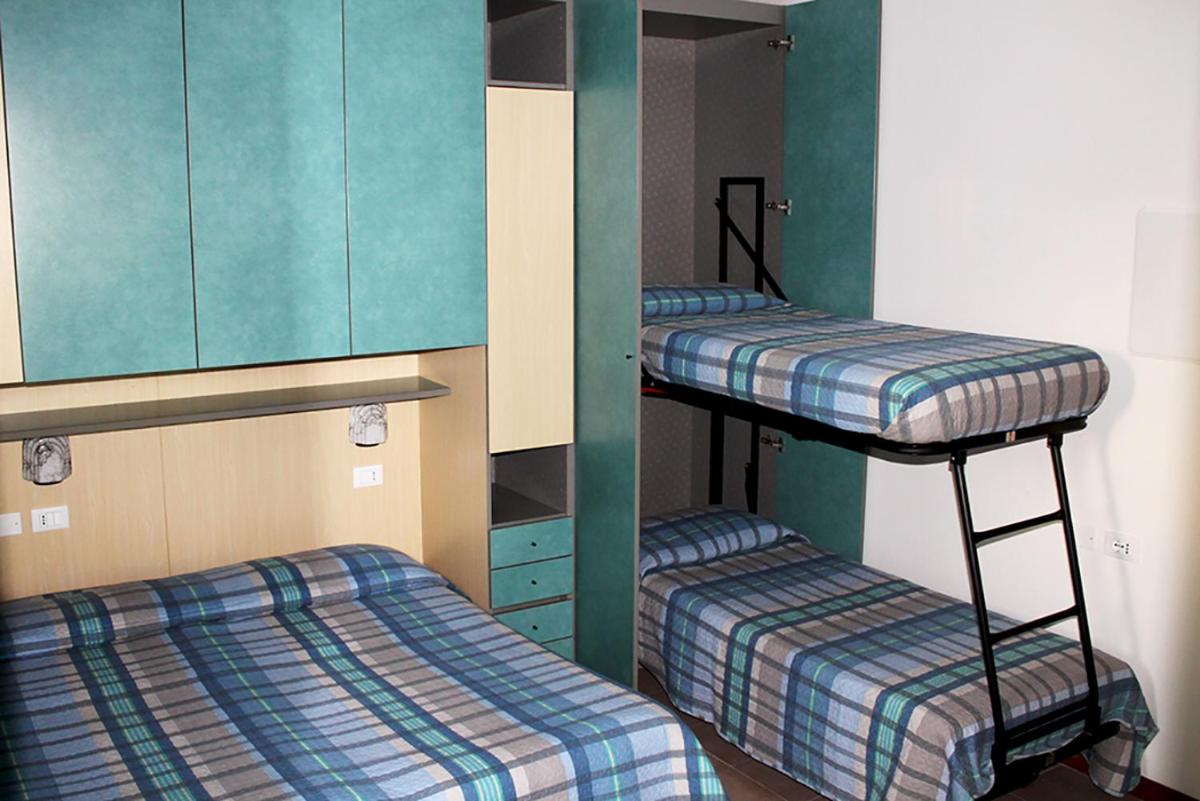 Quadruple Room with Sea View - Photo 4