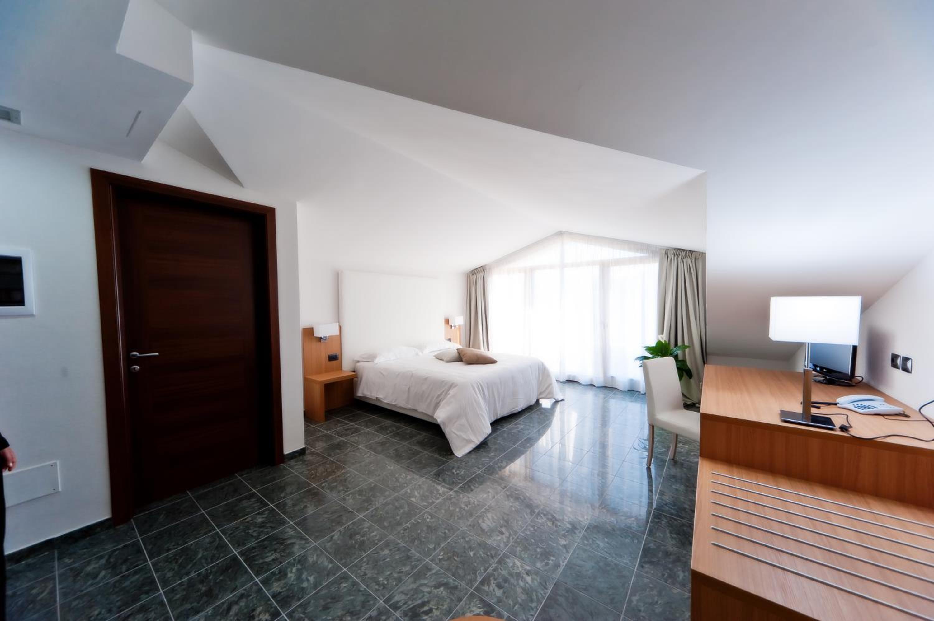Deluxe Double Room with Balcony - Photo 1