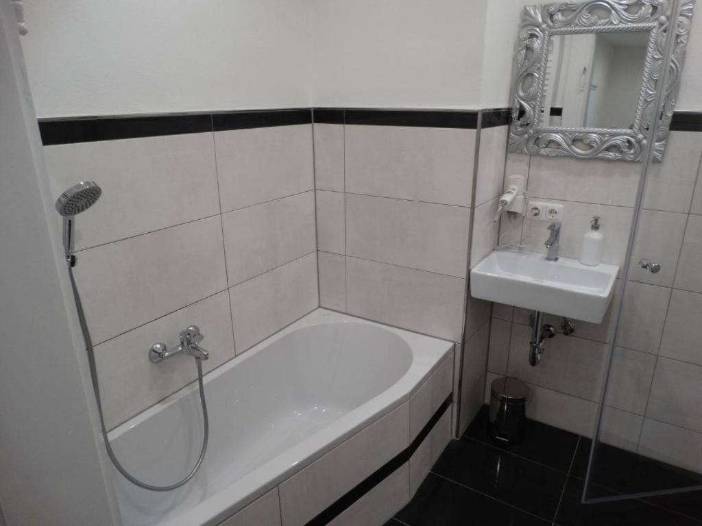 Deluxe Two-Bedroom Apartment with Living Room photo 2