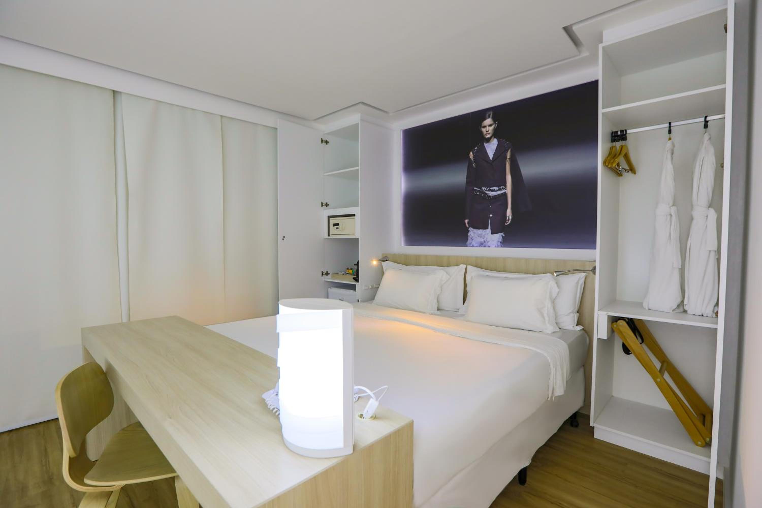 Deluxe King Room photo 1