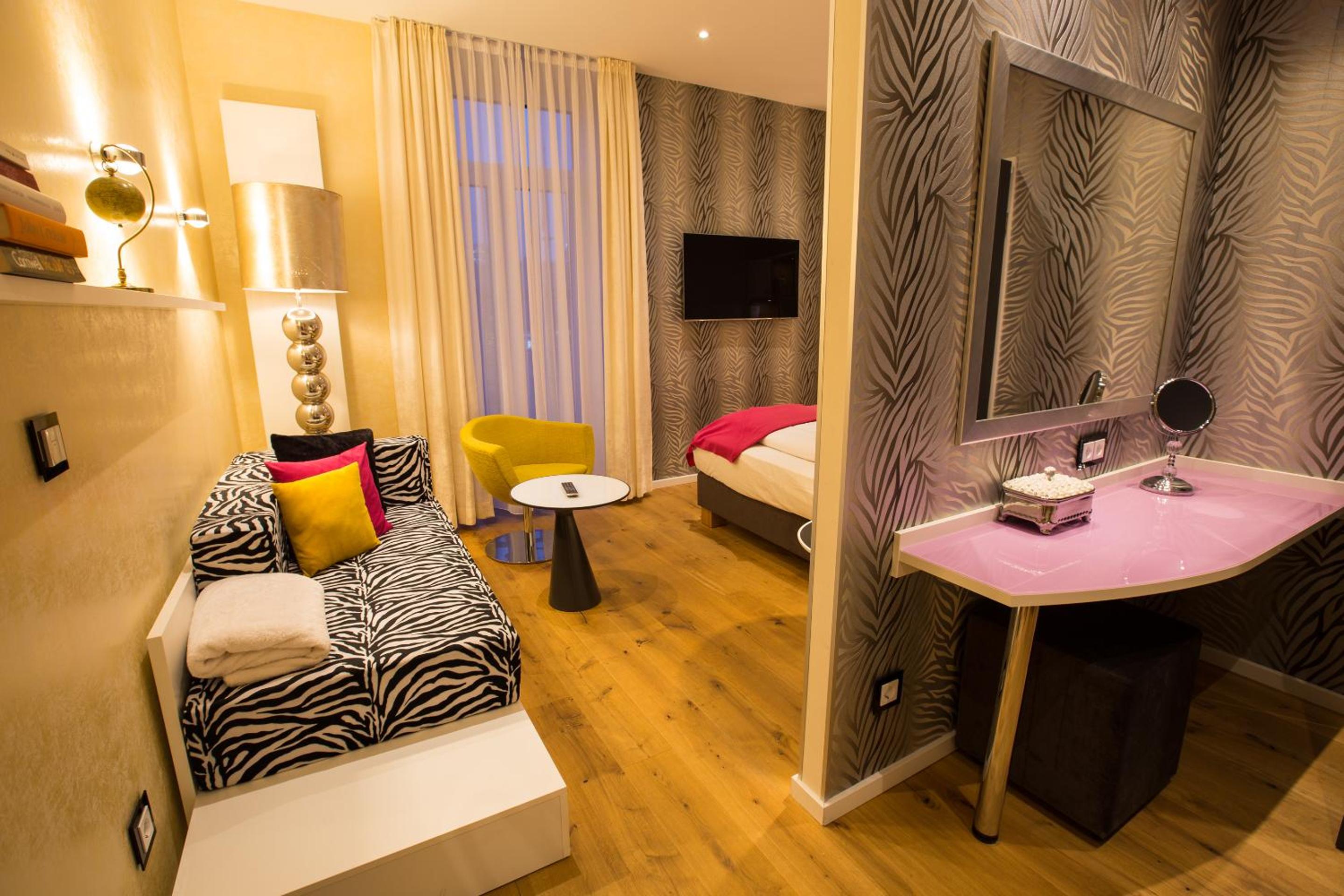 Deluxe Double Room thumbnail 6