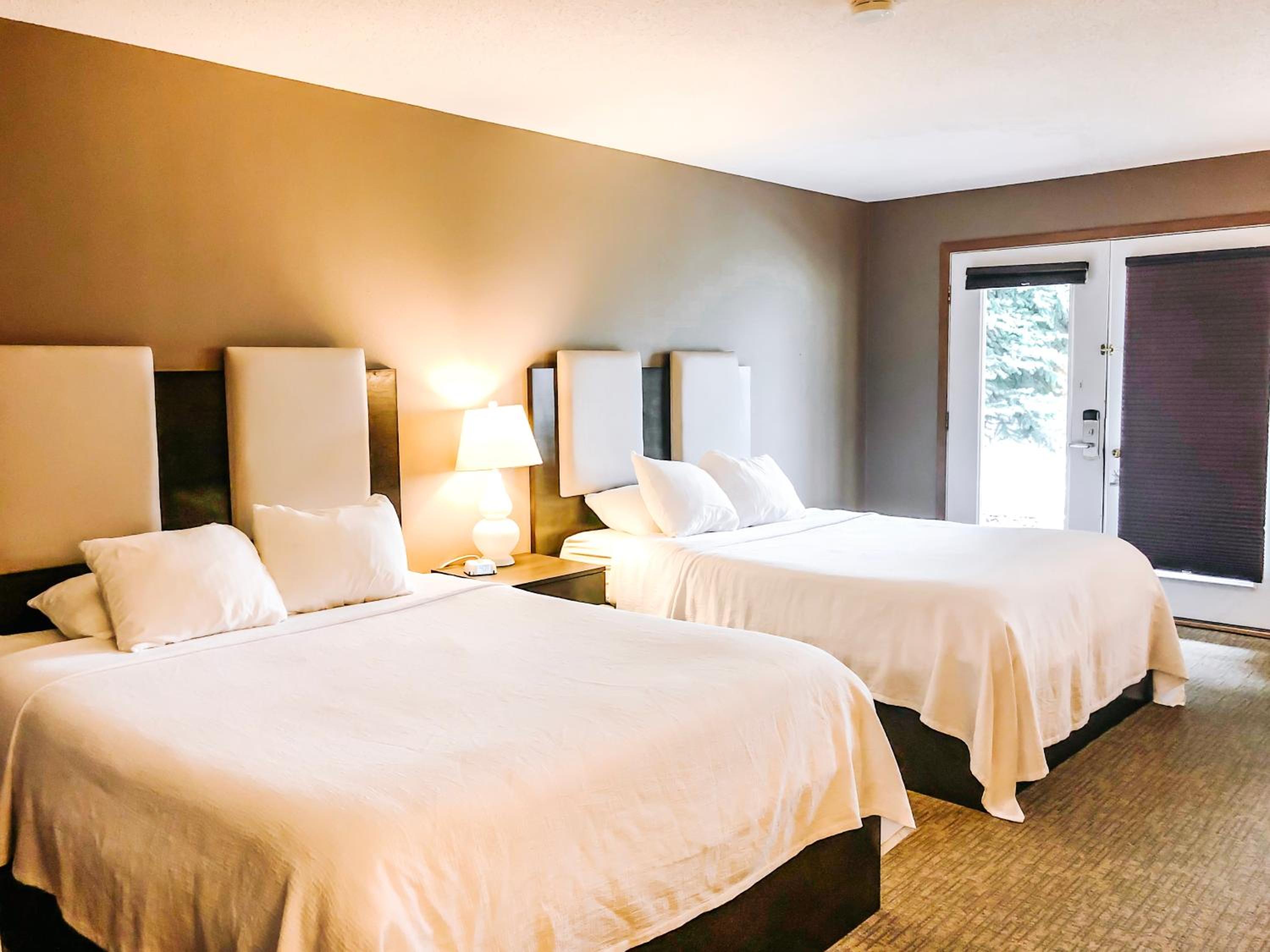 Deluxe Queen Room with Two Queen Beds photo 2