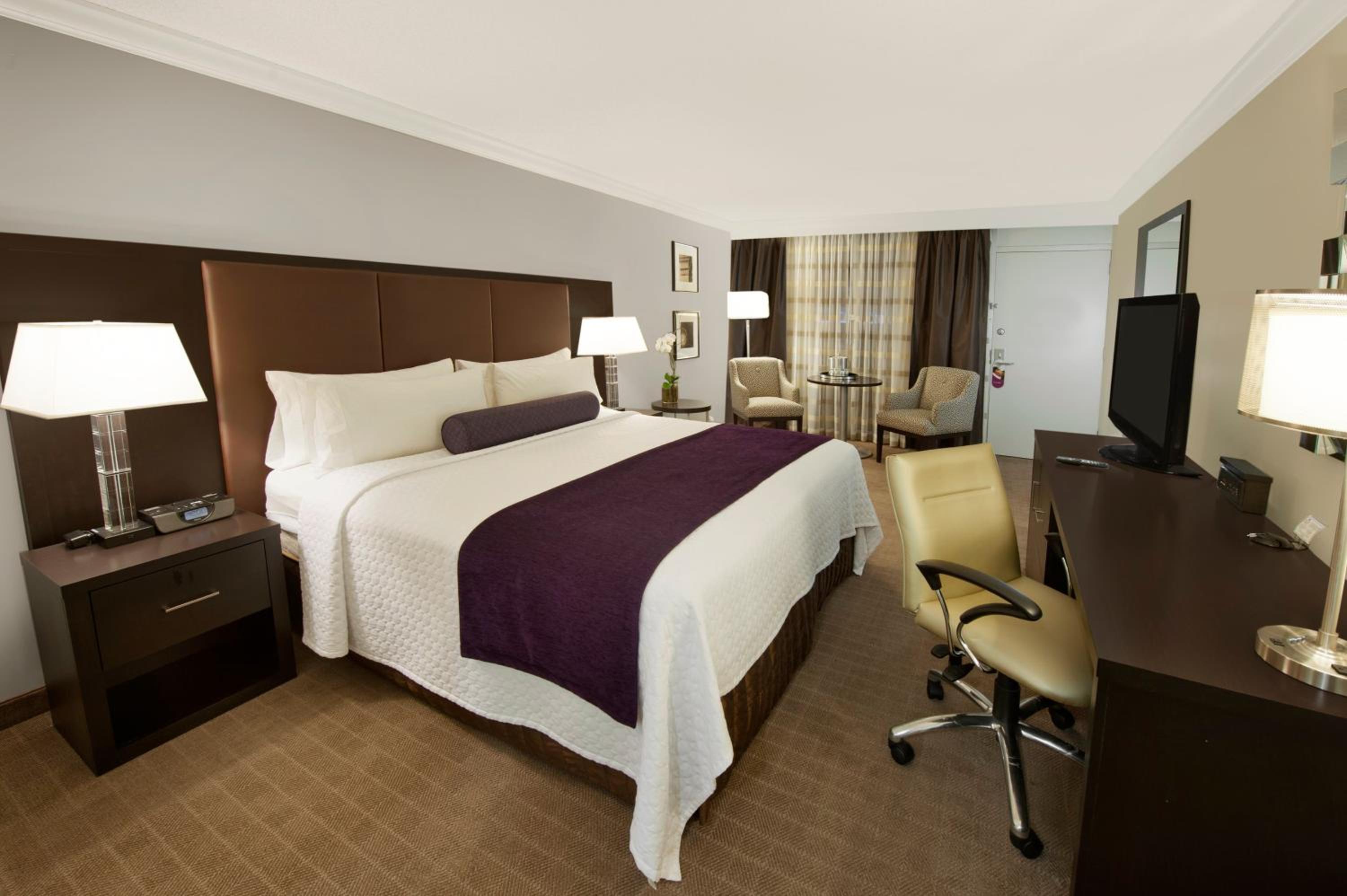 Premium King Room - Photo 2
