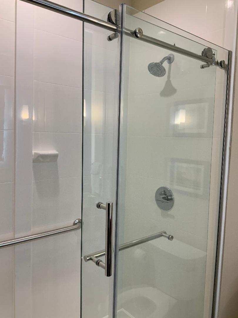 King Suite with Oversize Walk-In Shower - Non-Smoking - Photo 4