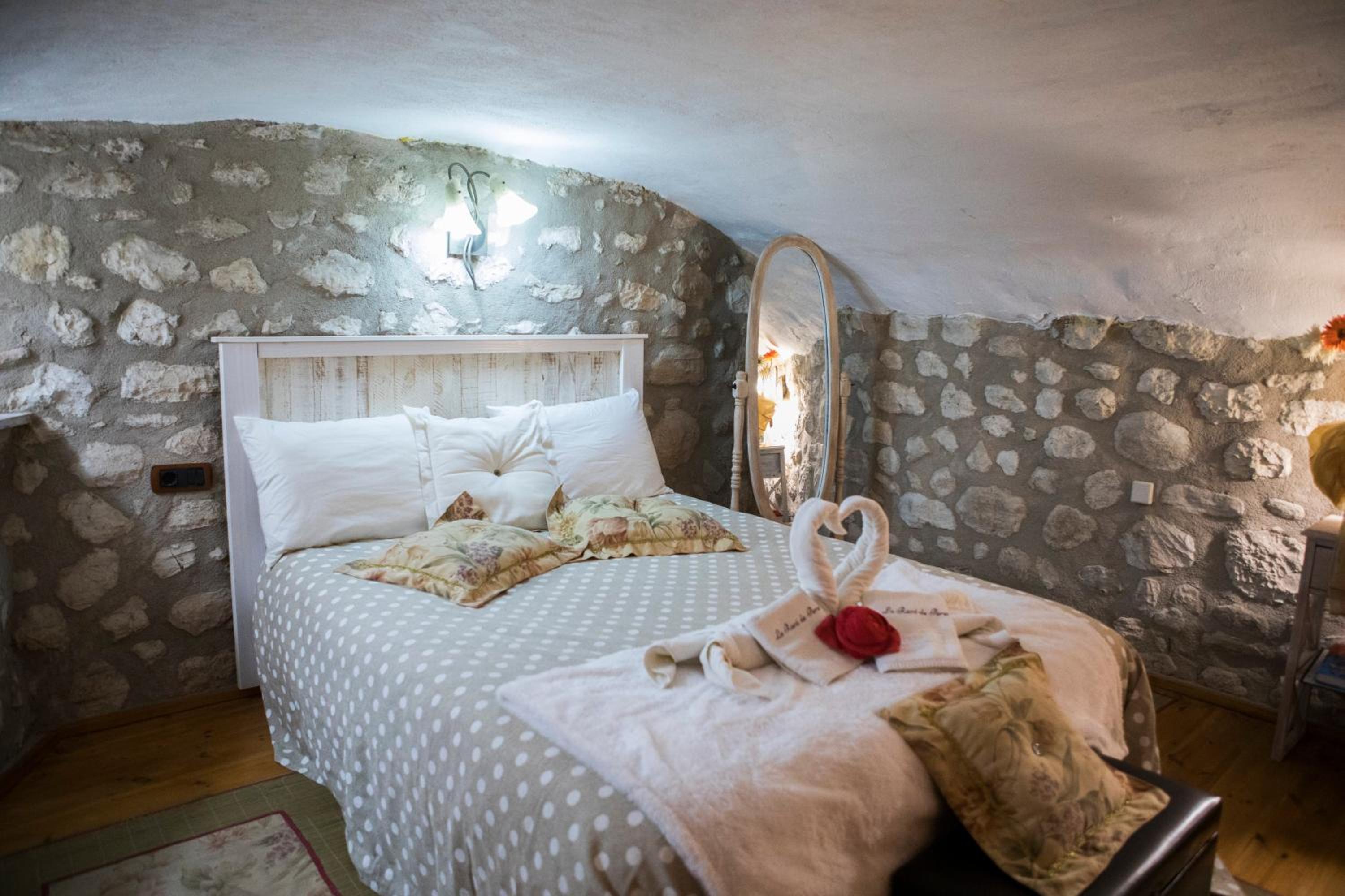 One-Bedroom Cave Apartment - Photo 7