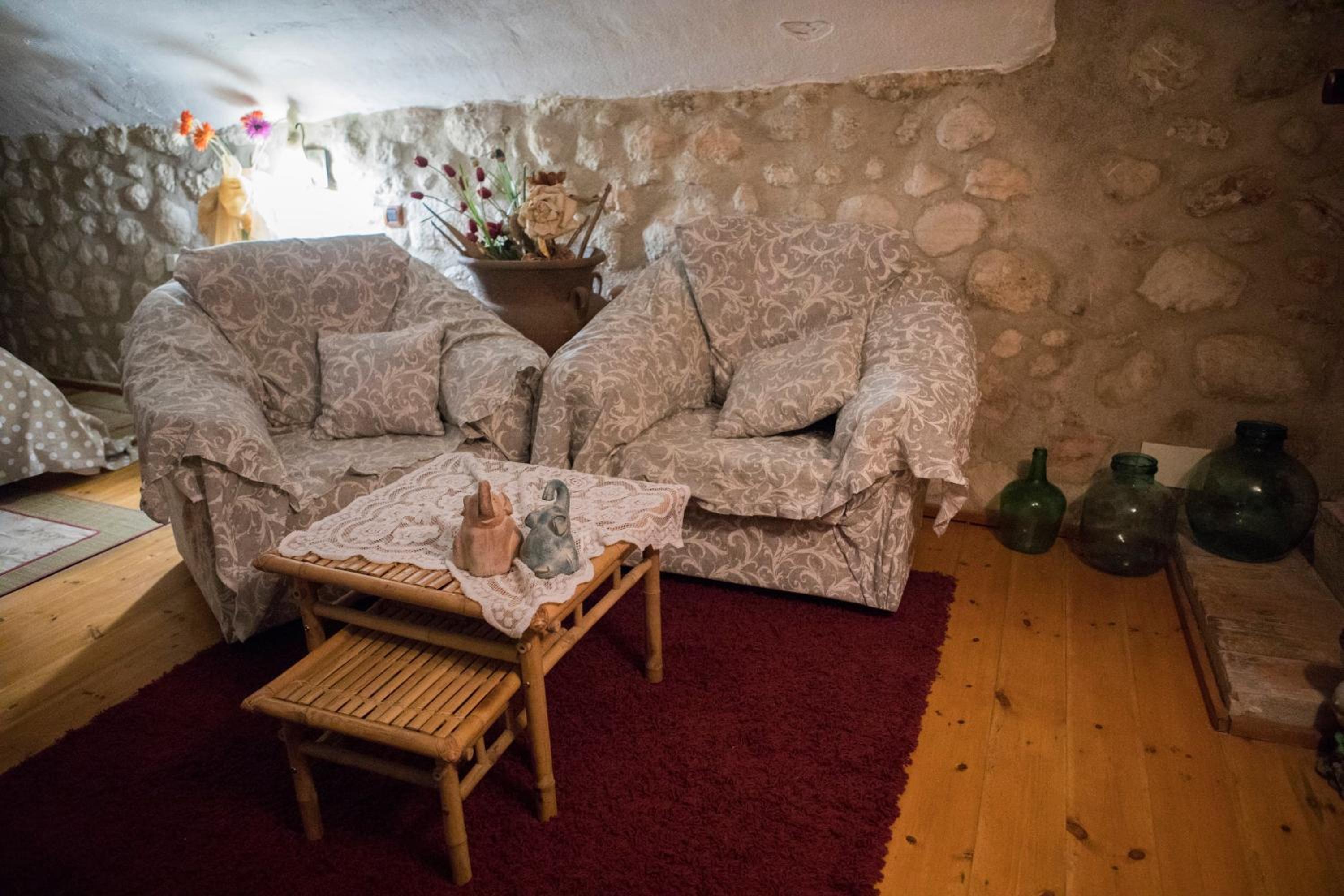 One-Bedroom Cave Apartment - Photo 5
