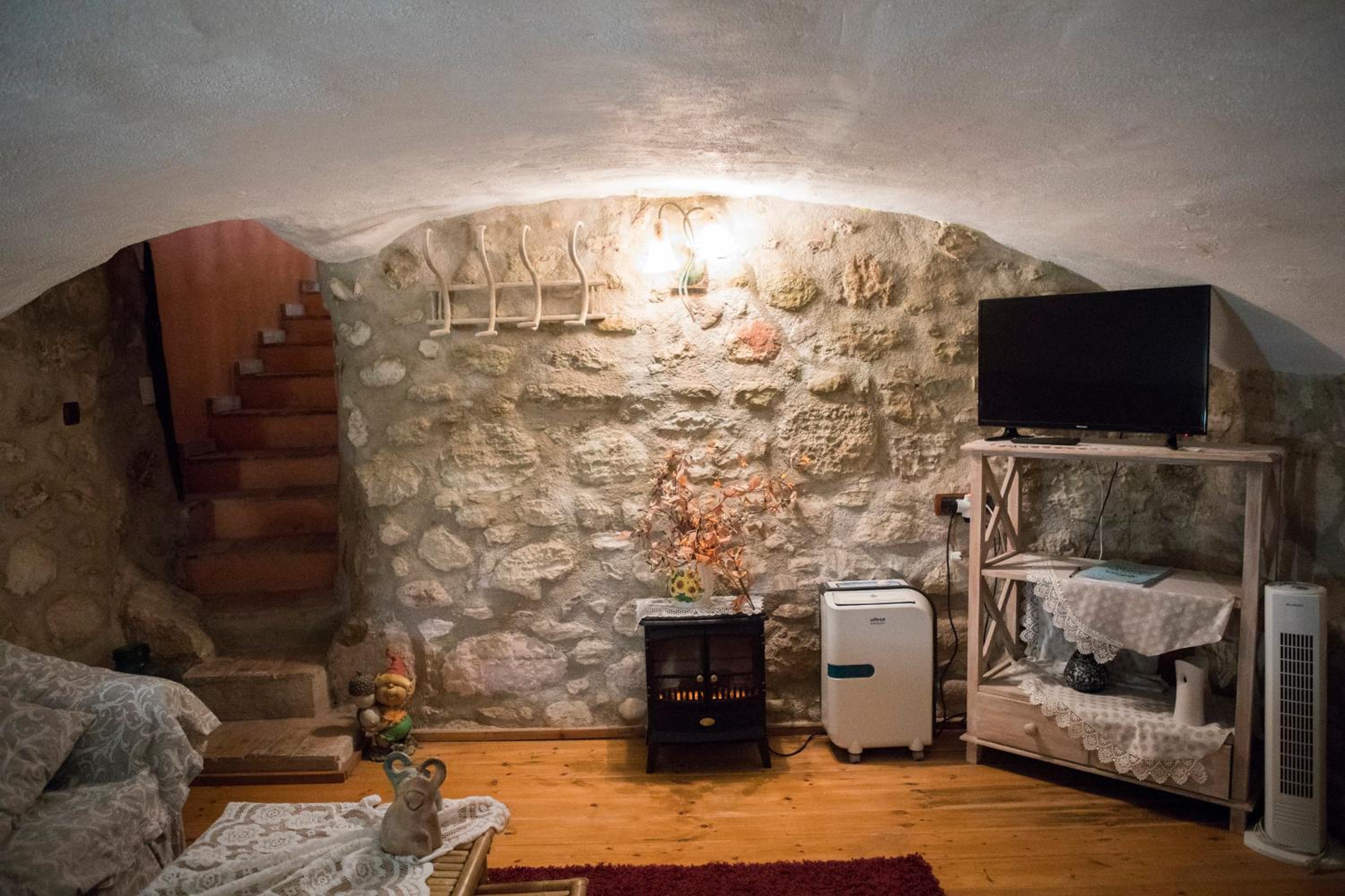 One-Bedroom Cave Apartment - Photo 6