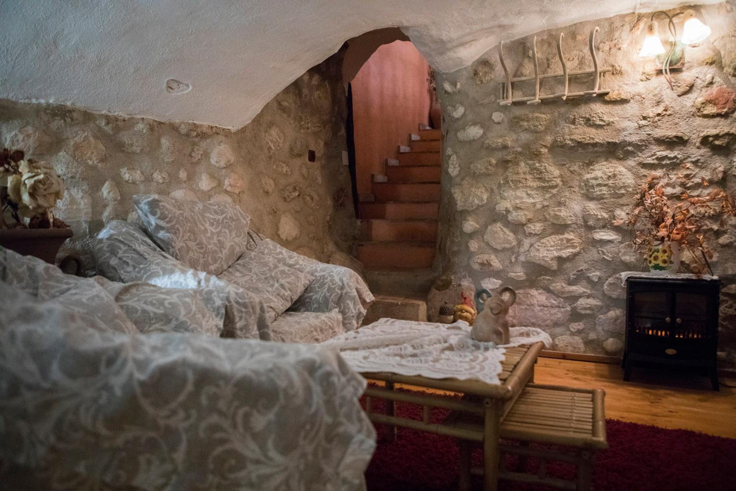 One-Bedroom Cave Apartment - Photo 4