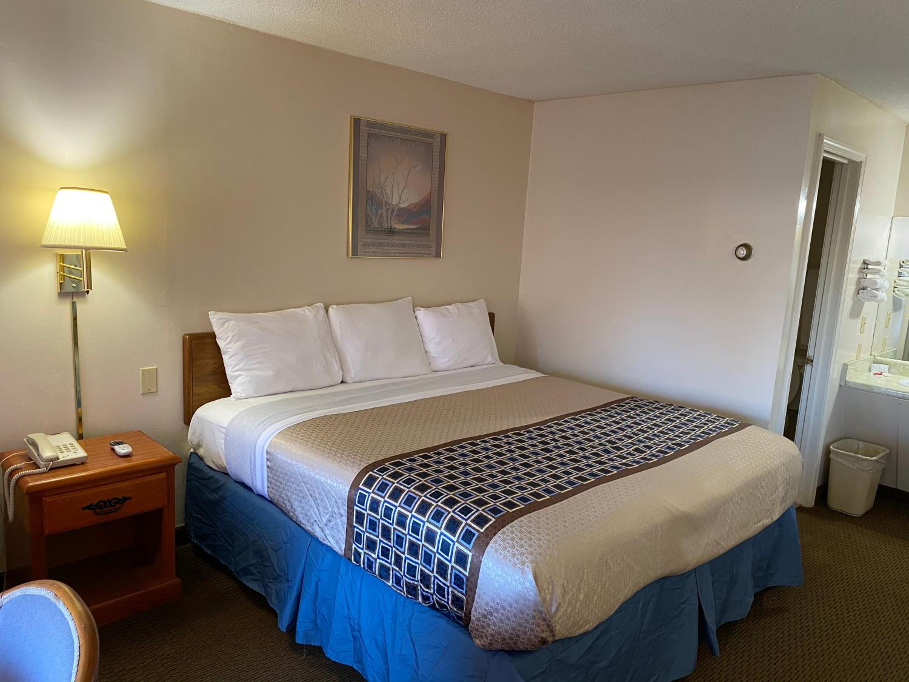 King Room - Non-Smoking photo 2