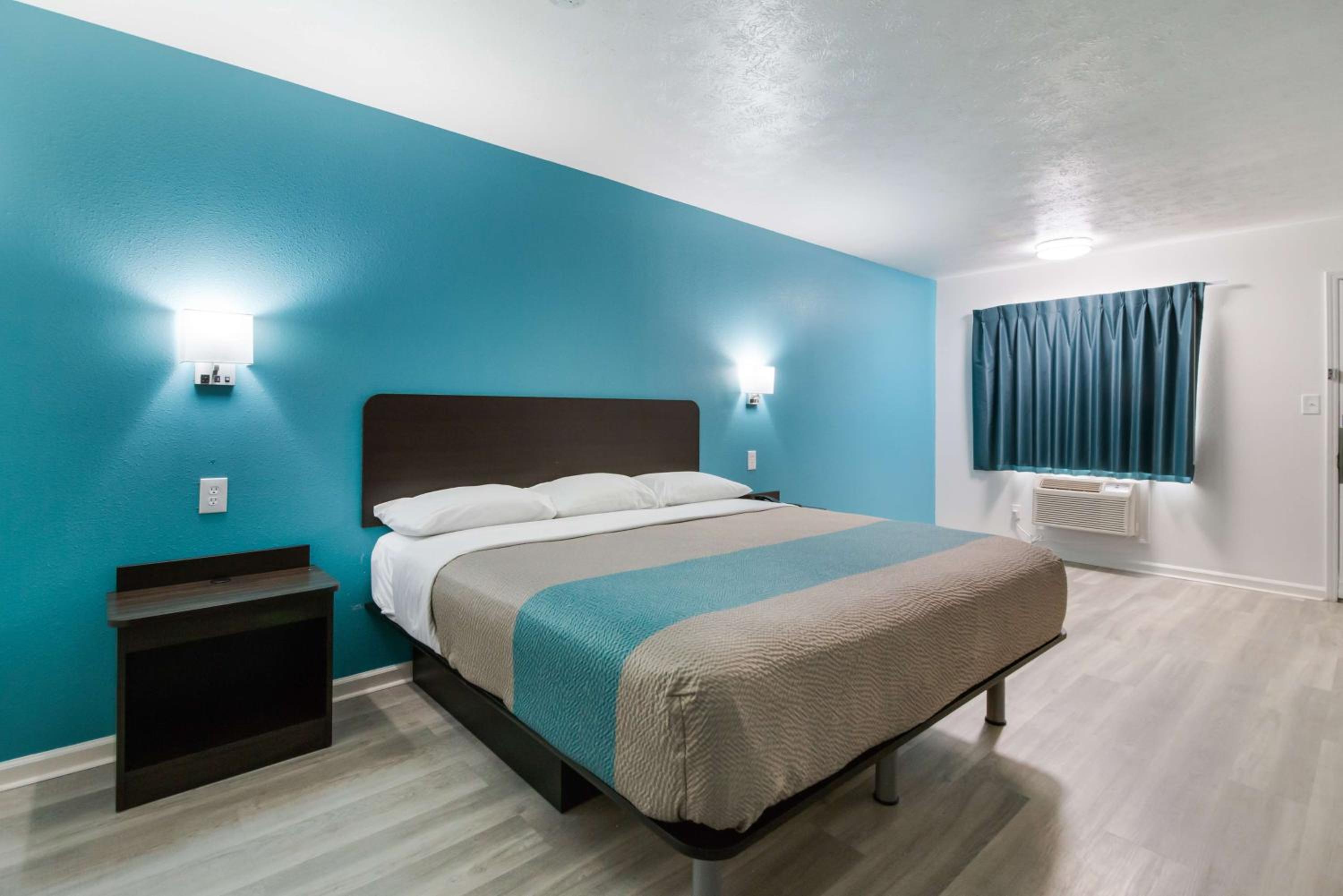 Deluxe King Room - Non-Smoking - Photo 1