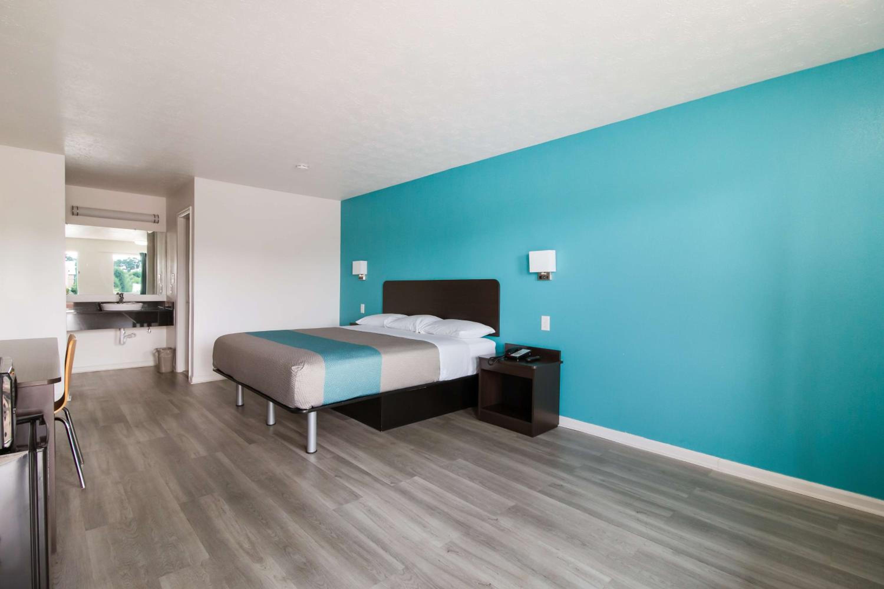 Deluxe King Room - Non-Smoking - Photo 4