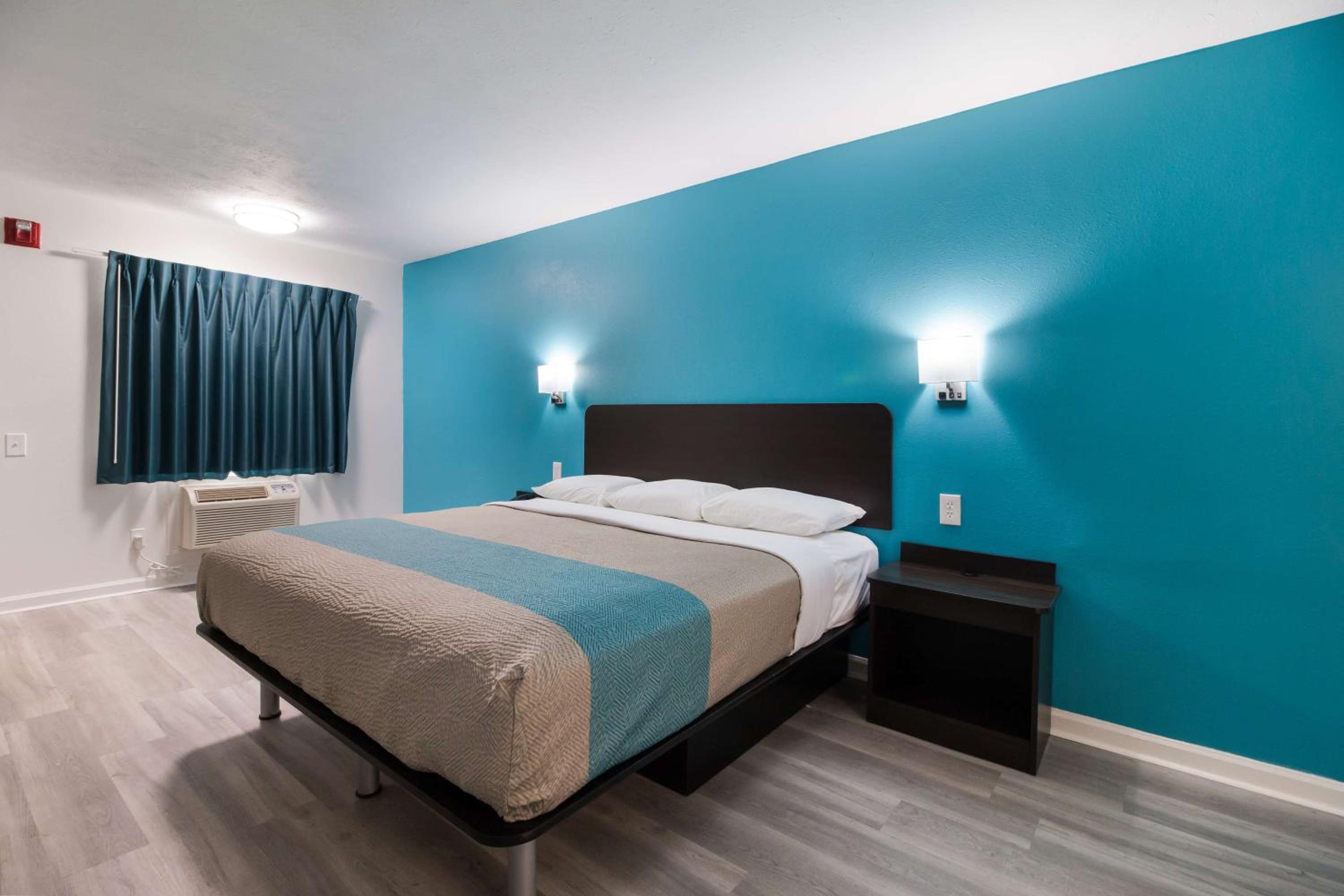 Deluxe King Room - Non-Smoking - Photo 3