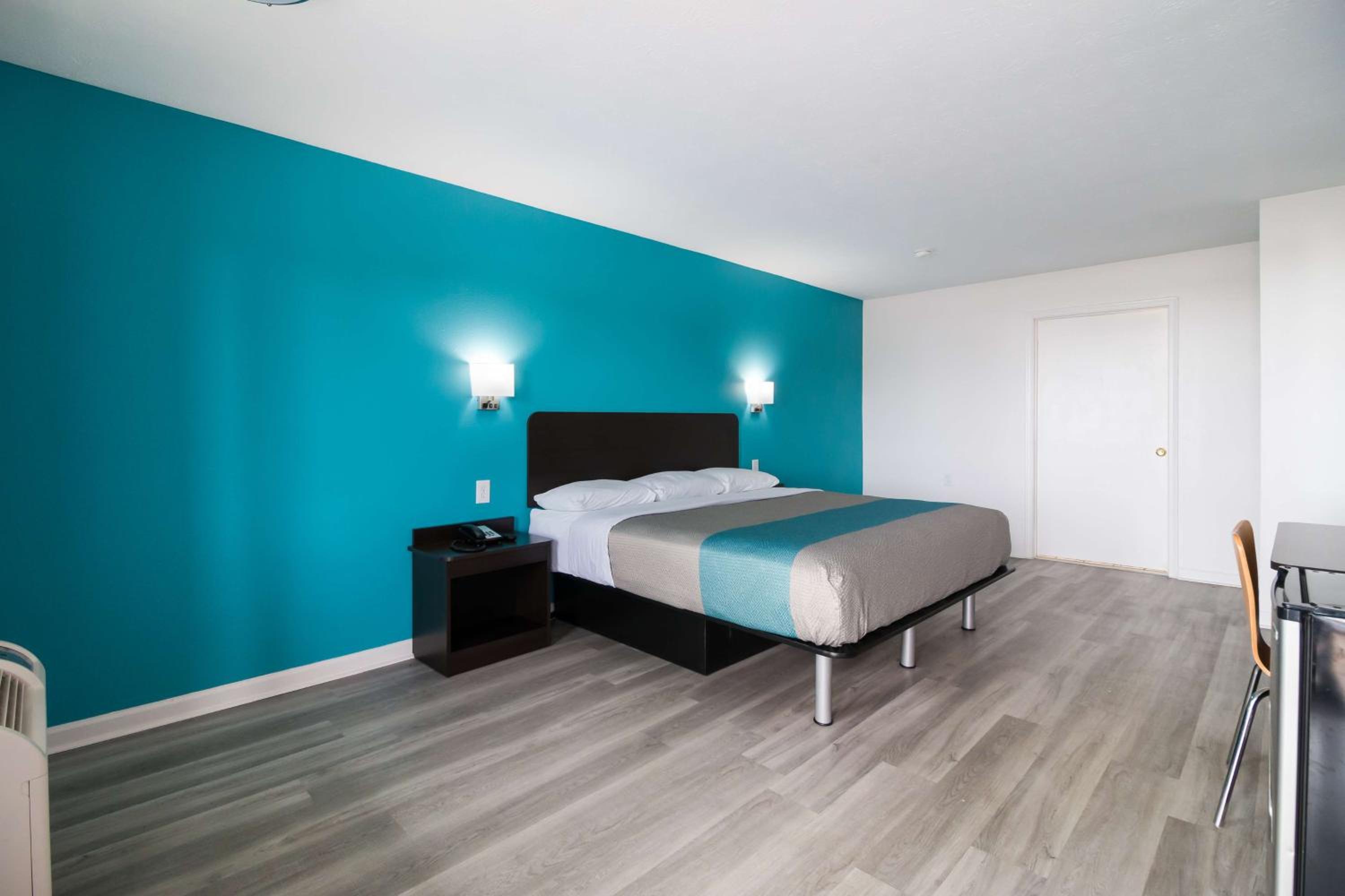 Deluxe King Room - Non-Smoking - Photo 2