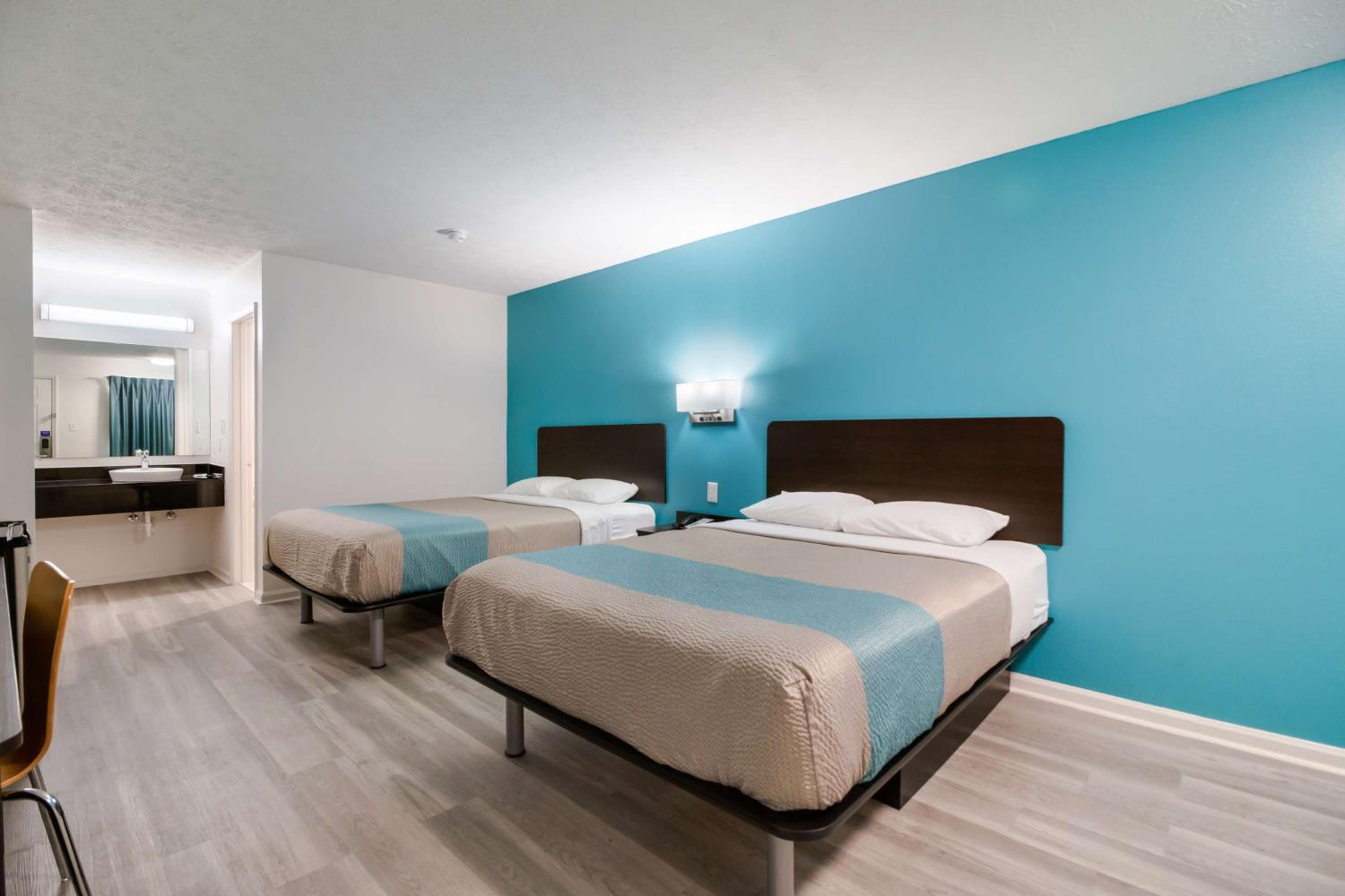Deluxe Queen Room with Two Queen Beds - Non-Smoking - Photo 2