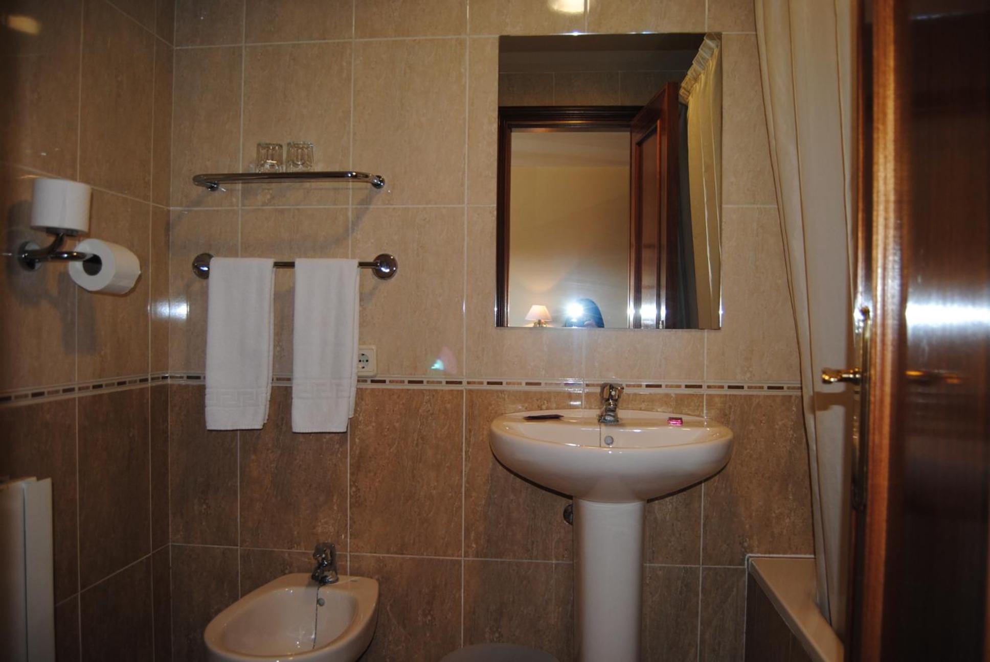 Double Room - Photo 8
